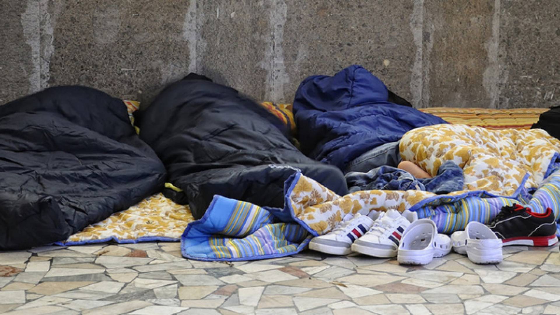 أشخاص يفترشون الطريق- أرشيفية