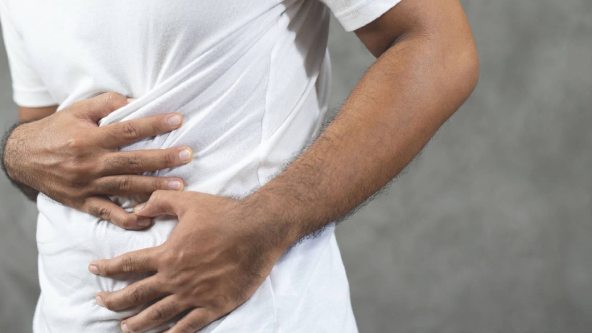 رجل يشعر بألم في المعدة