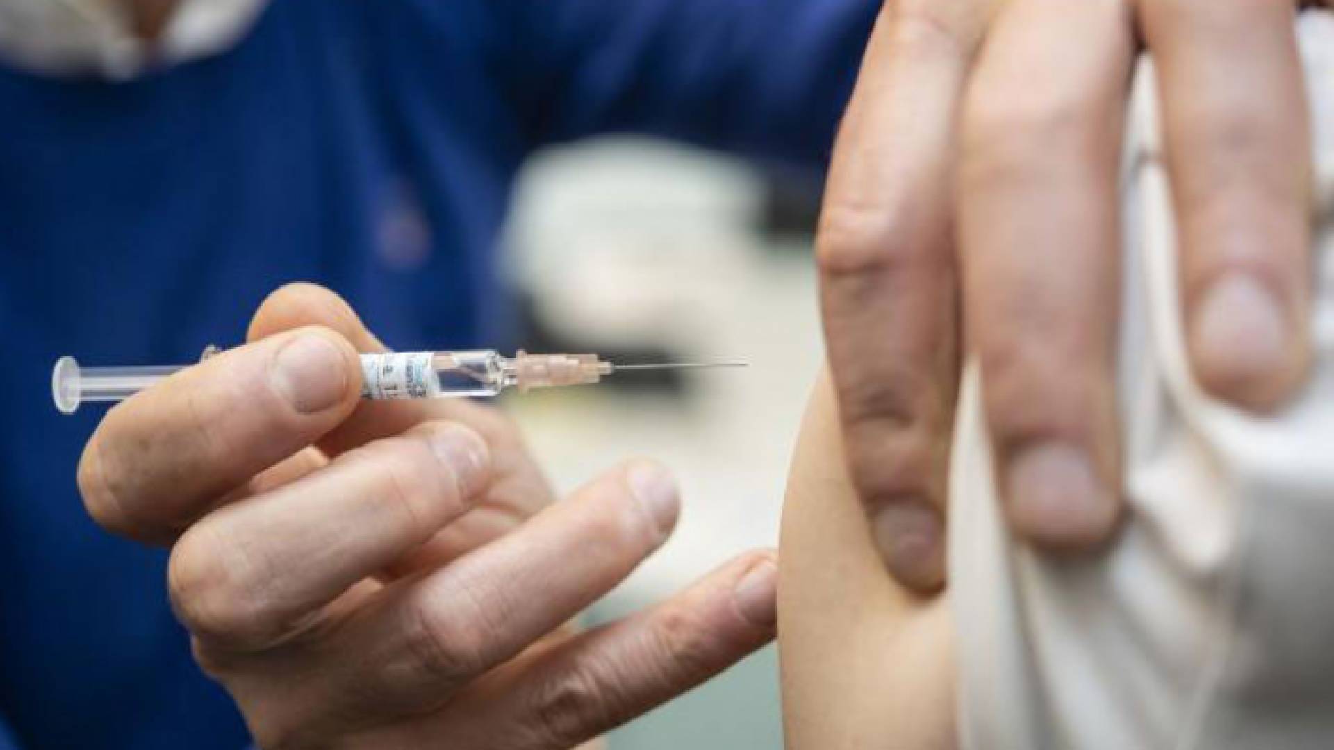 شخص يتلقى مطعوم