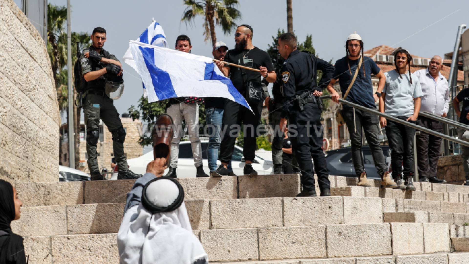 رجل مسن يرفع حذائه في وجه المستوطنين بالقدس