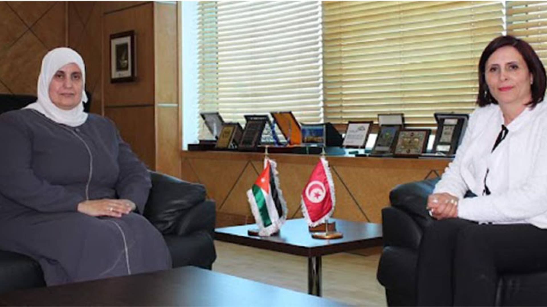 مدير عام مؤسسة مؤسسة المواصفات والمقاييس الأردنية المهندسة عبير الزهير ورئيسة مصلحة التعاون الثنائي ونقطة الاتصال الوطنية في تونس حسنة شحدورة