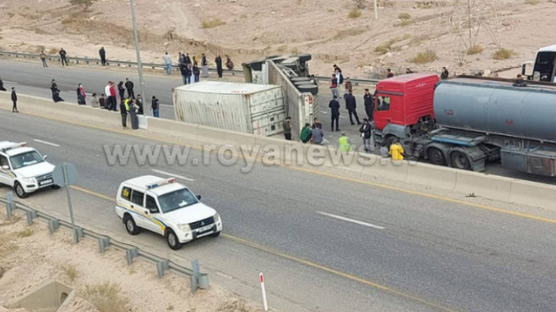 صورة لحادث سير على أحد الطرق الخارجية
