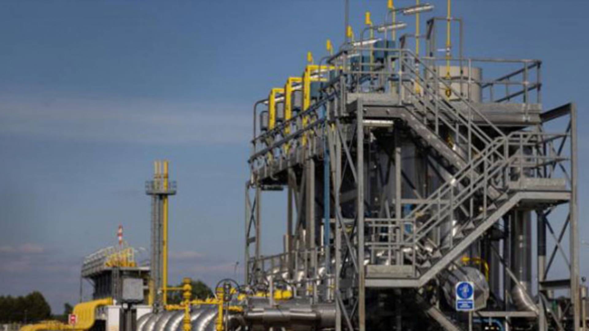 آلات عملاقة لاستخراج النفط