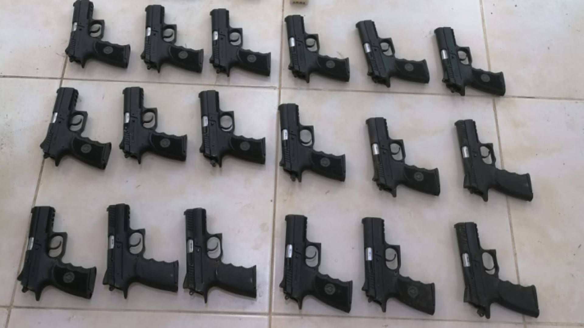 الأسلحة والذخيرة المضبوطة