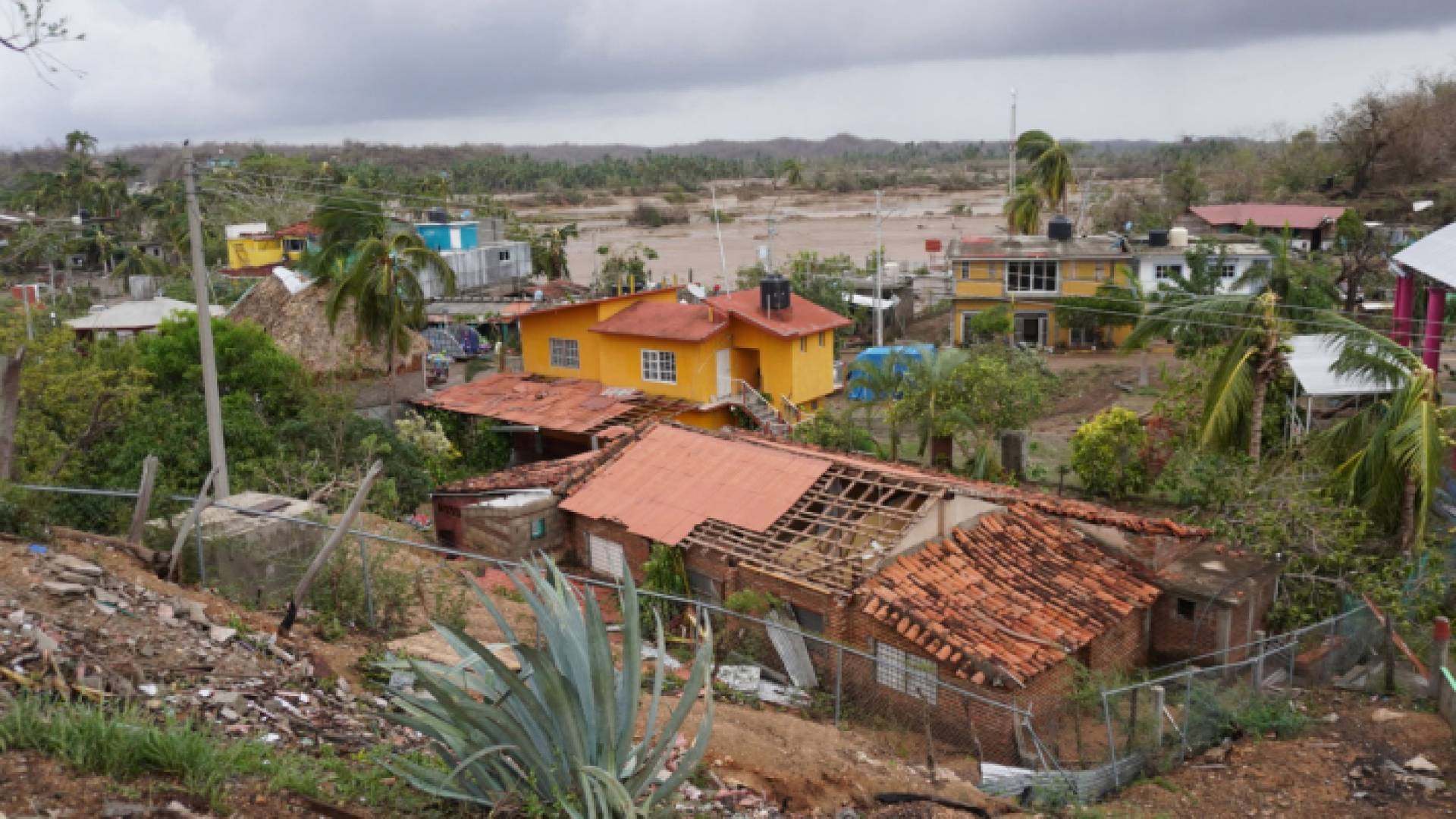 منطقة تضررت نتيجة الإعصار آغاثا