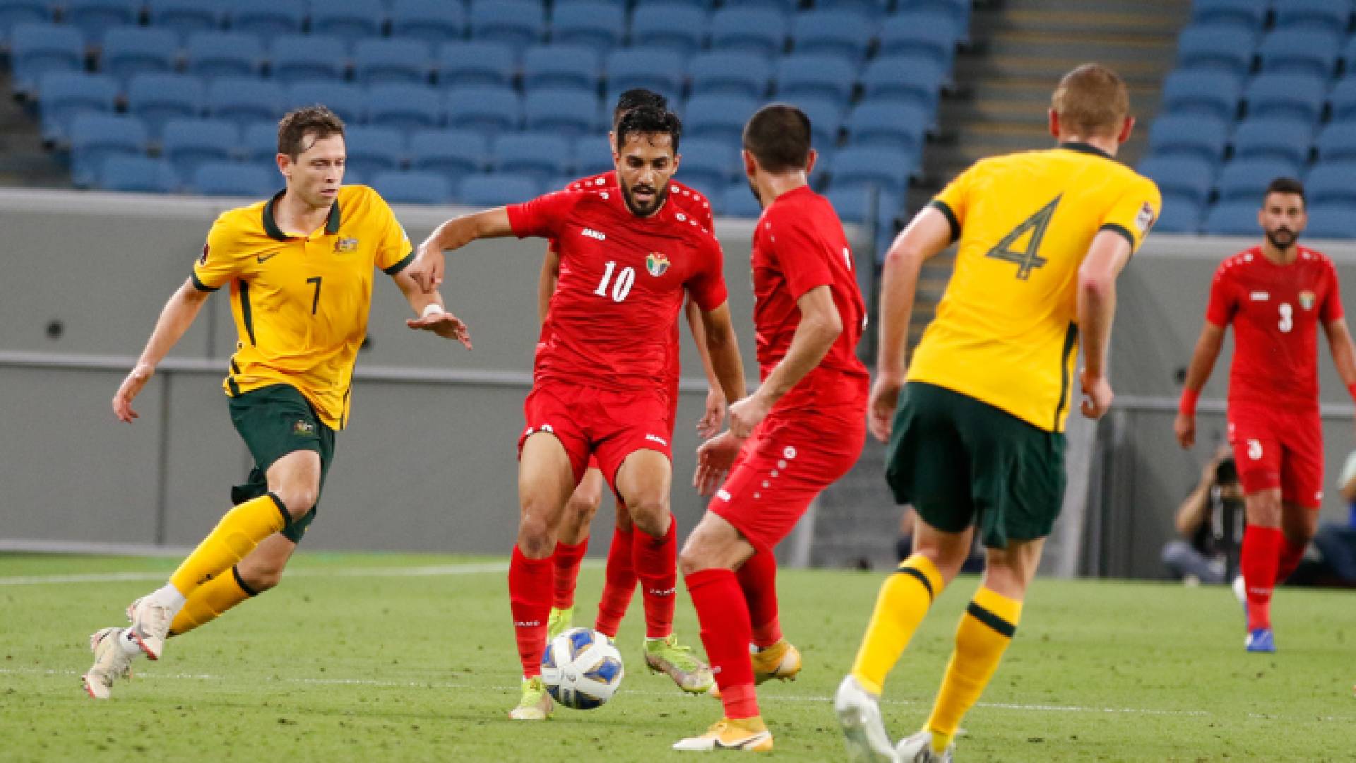 صورة من مباراة المنتخب الوطني الودية مع نظيره الأسترالي التي انتهت بفوز الأخير 1-2