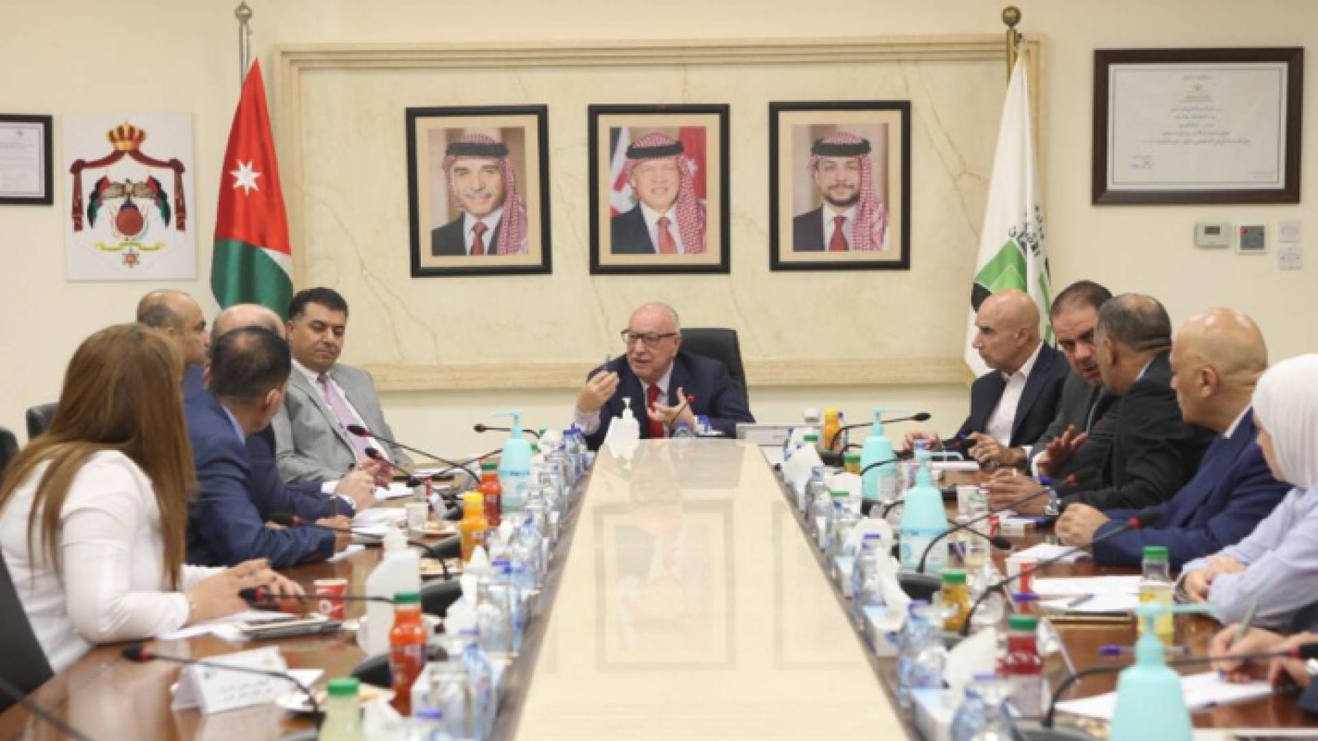 وزير الأشغال يحيى الكسبي خلال الاجتماع