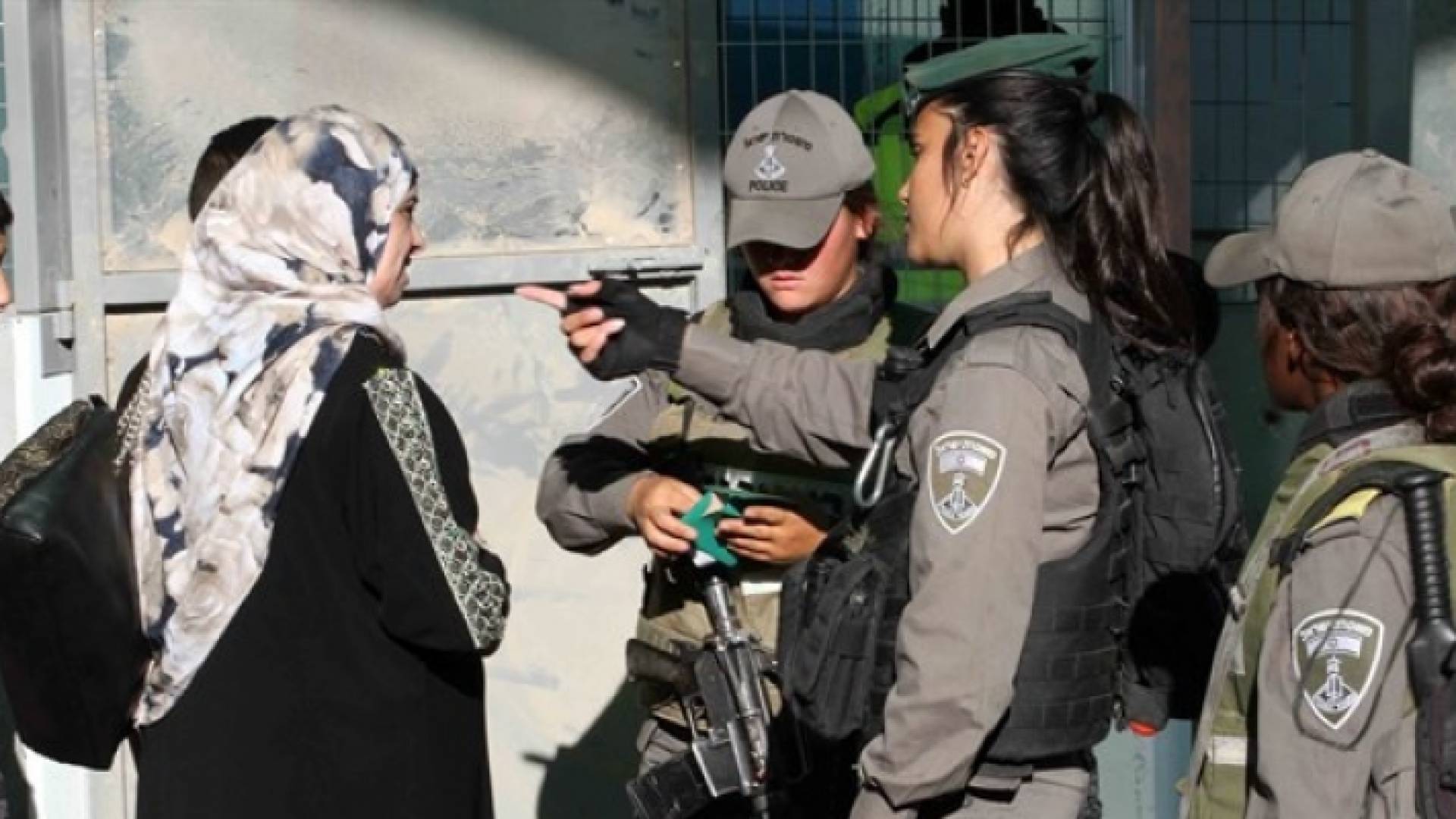 الاحتلال يعتقل فلسطينية