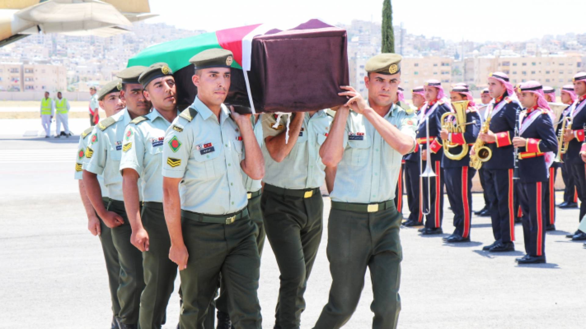 لحظة وصول جثمان الشهيد الجوابر إلى أرض الوطن