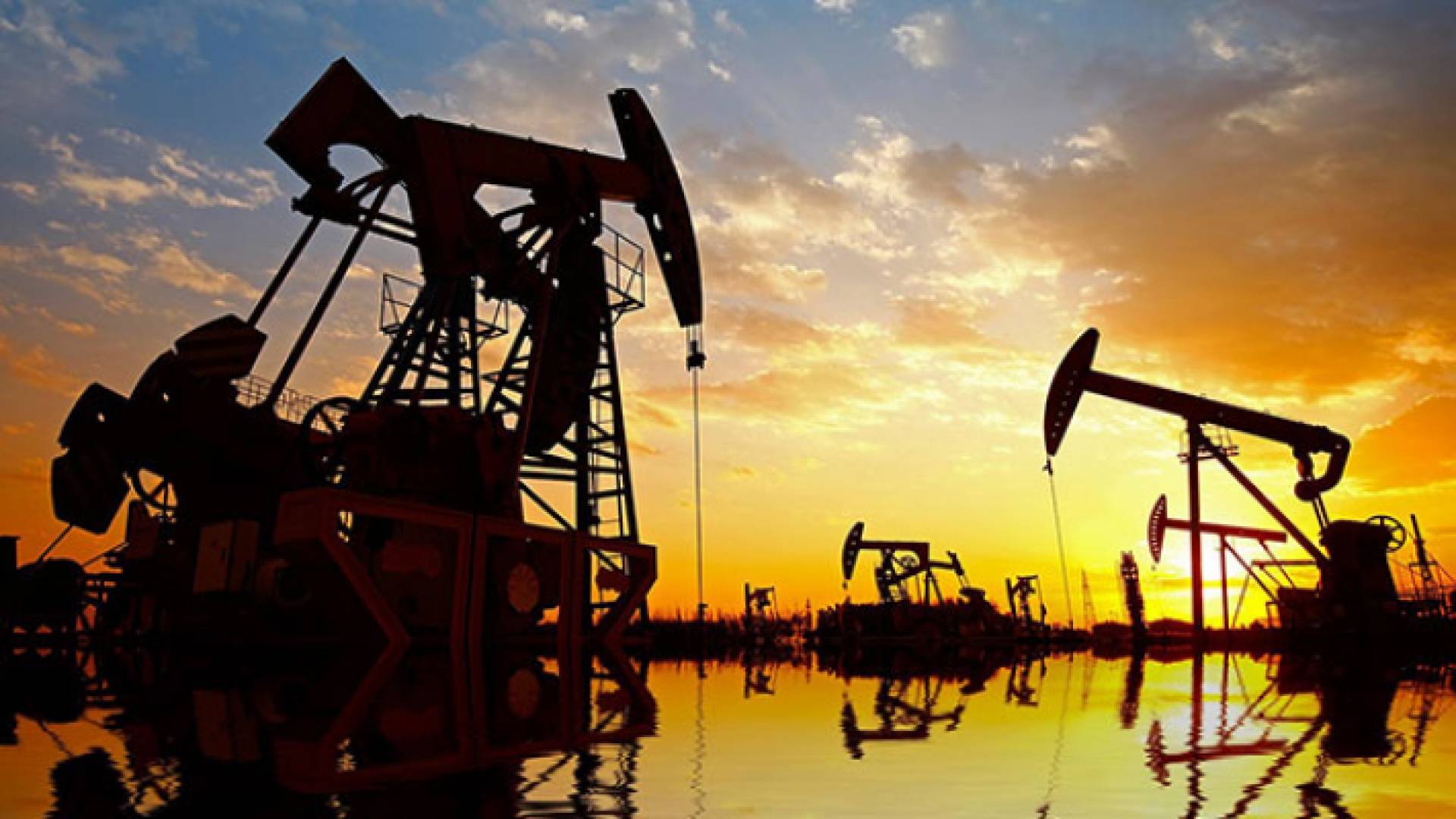 آلات عملاقة لاستخراج النفط