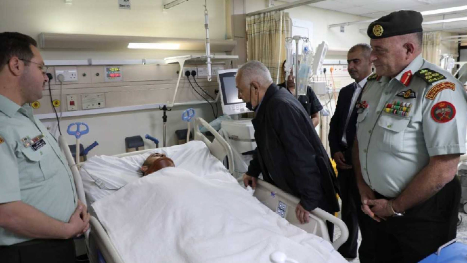 بتوجيهات من الملك، العيسوي يطمئن على مصابي واجب مالي