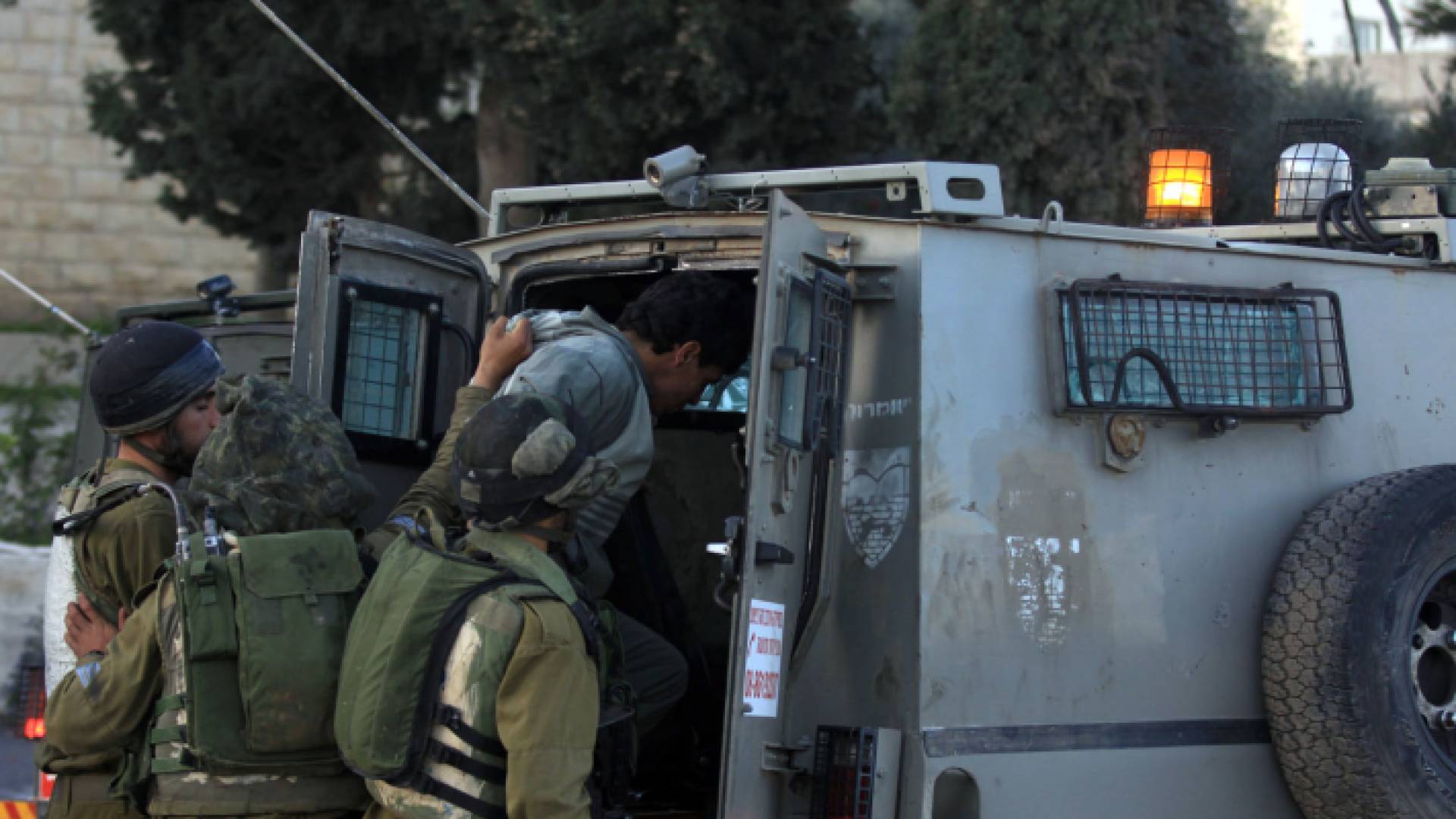 قوات الاحتلال تعتقل فلسطينيا