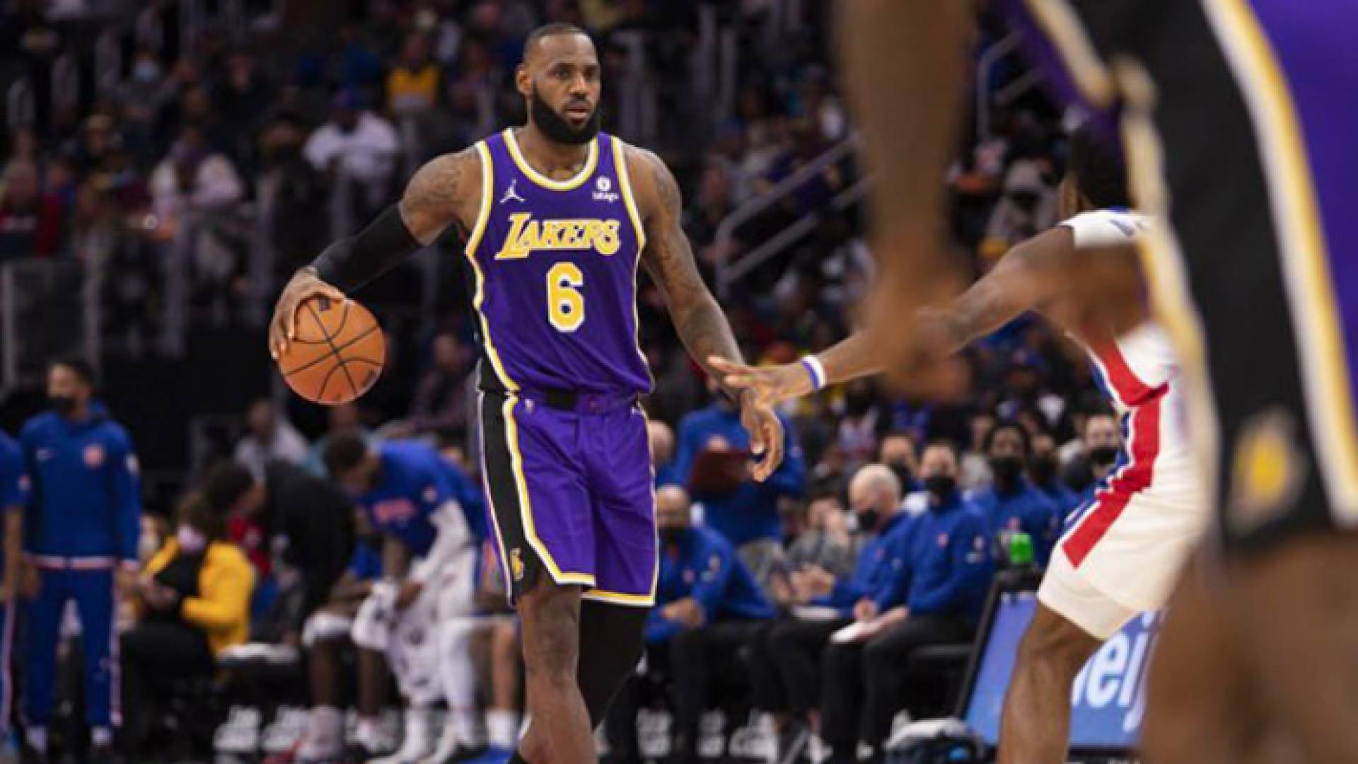 لاعب كرة السلة الأمريكي ليبرون جيمس