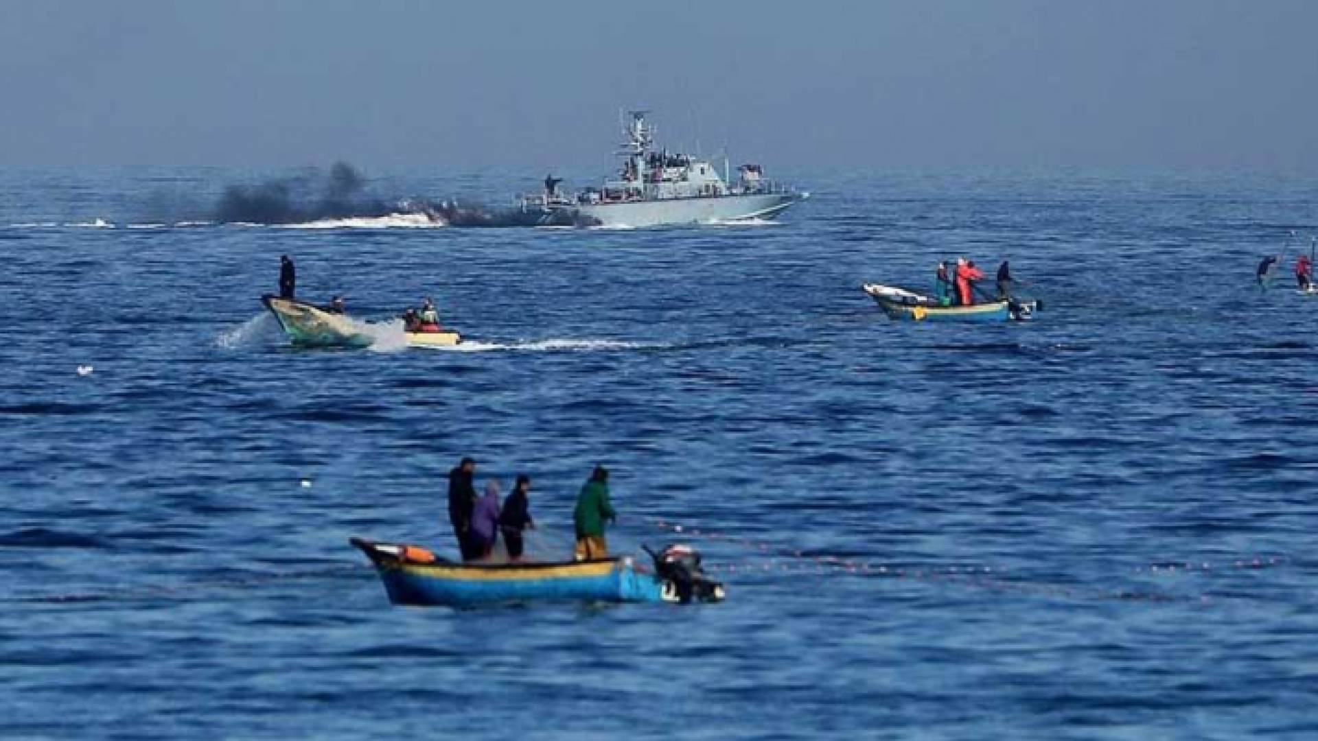 بحرية الاحتلال الإسرائيلي تستهدف صيادين في غزة