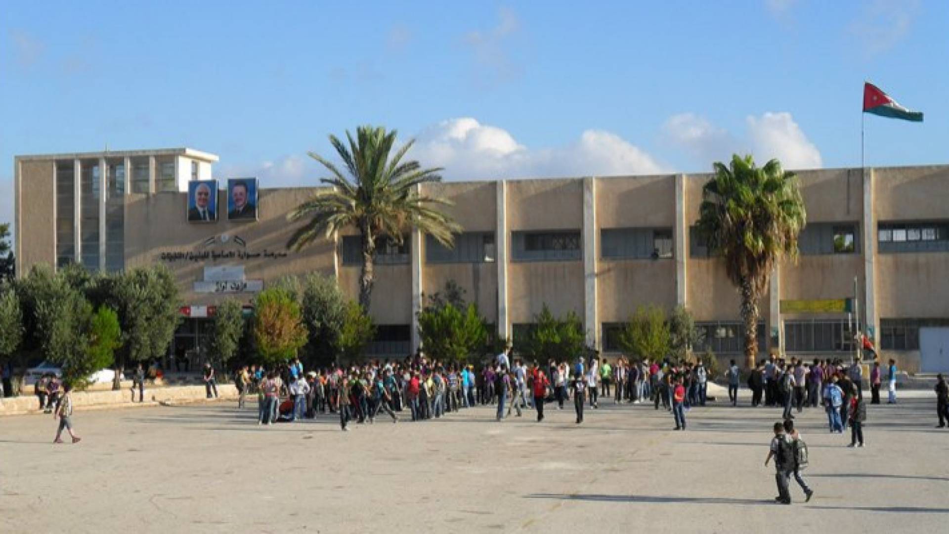 طلاب في ساحة مدرسية