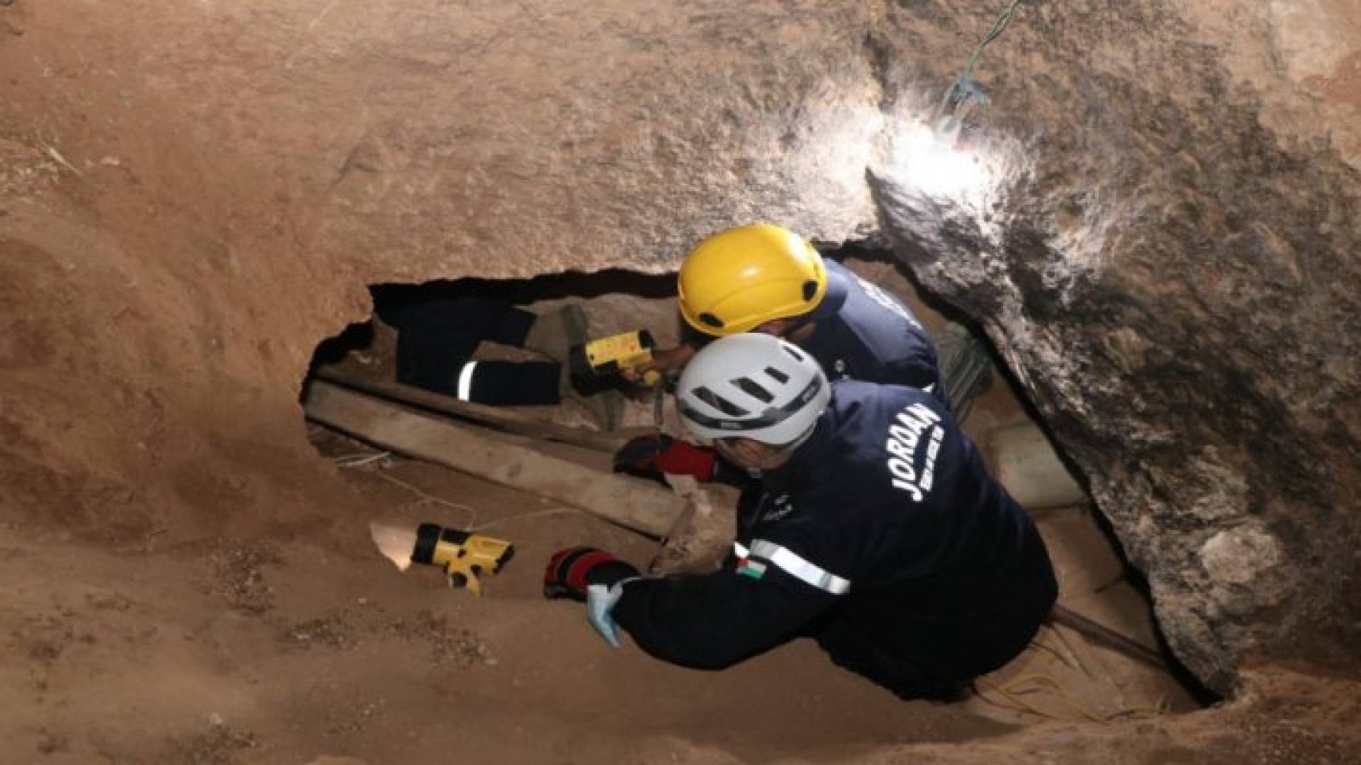 الدفاع المدني يحاول انقاذ اشخاص عالقيين - ارشيفية