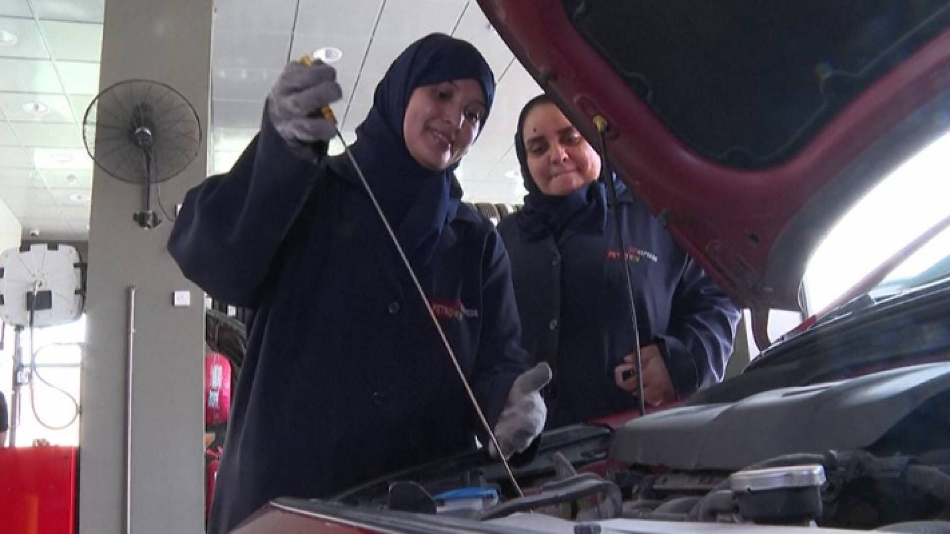 ميكانيكيات سعوديات يزاحمن الرجال في ورشة لإصلاح السيارات