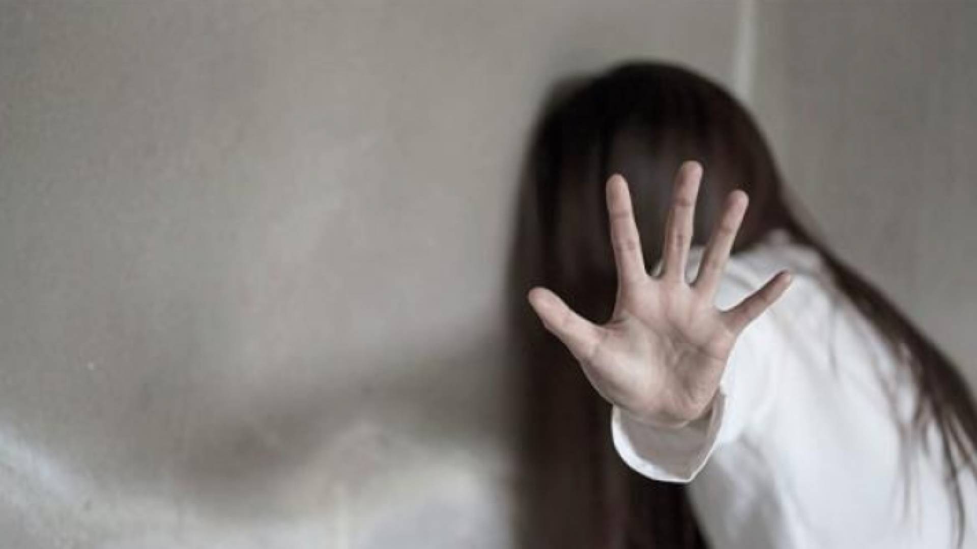 أدعي المغردون بأن أستاذ جامعي يتحرش جنسيا بالطالبات منذ سنوات