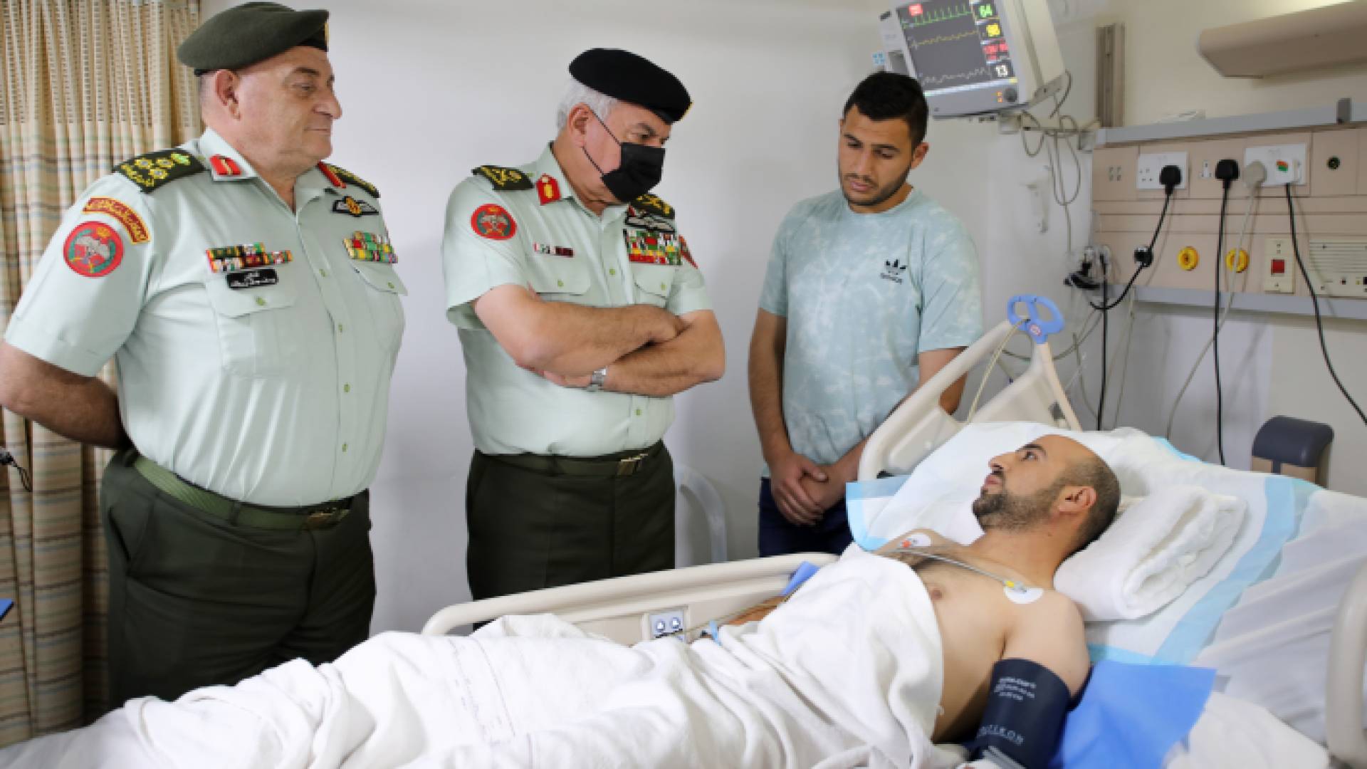 رئيس هيئة الأركان المشتركة يعود مصابي واجب مالي