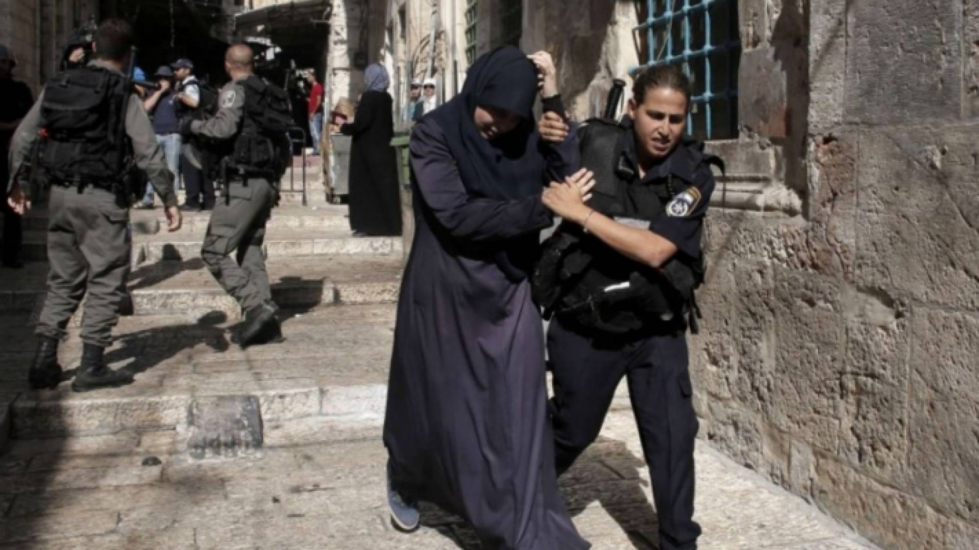 قوات الاحتلال تعتقل فلسطينية