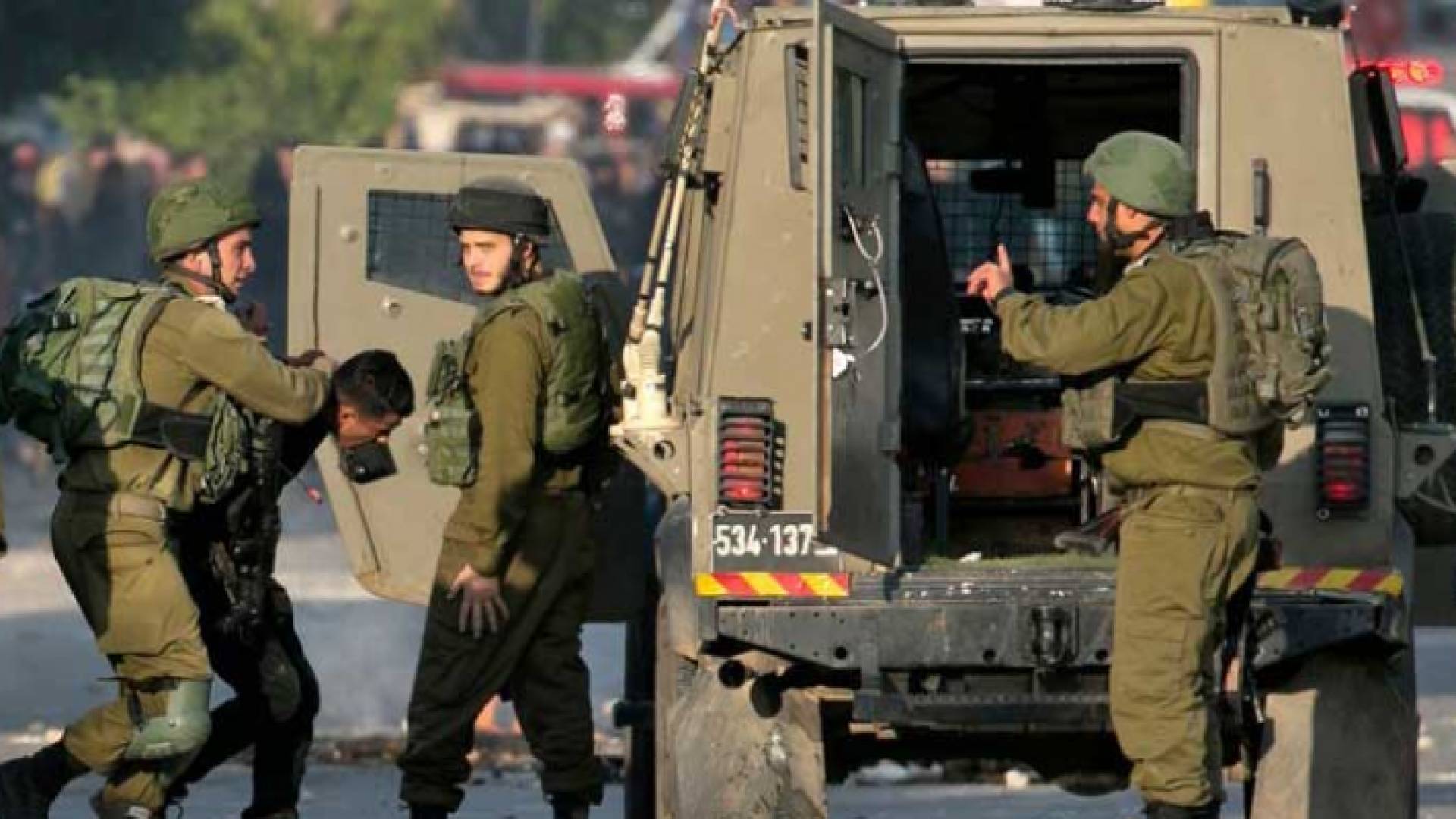 قوات الاحتلال تعتقل فلسطينيا