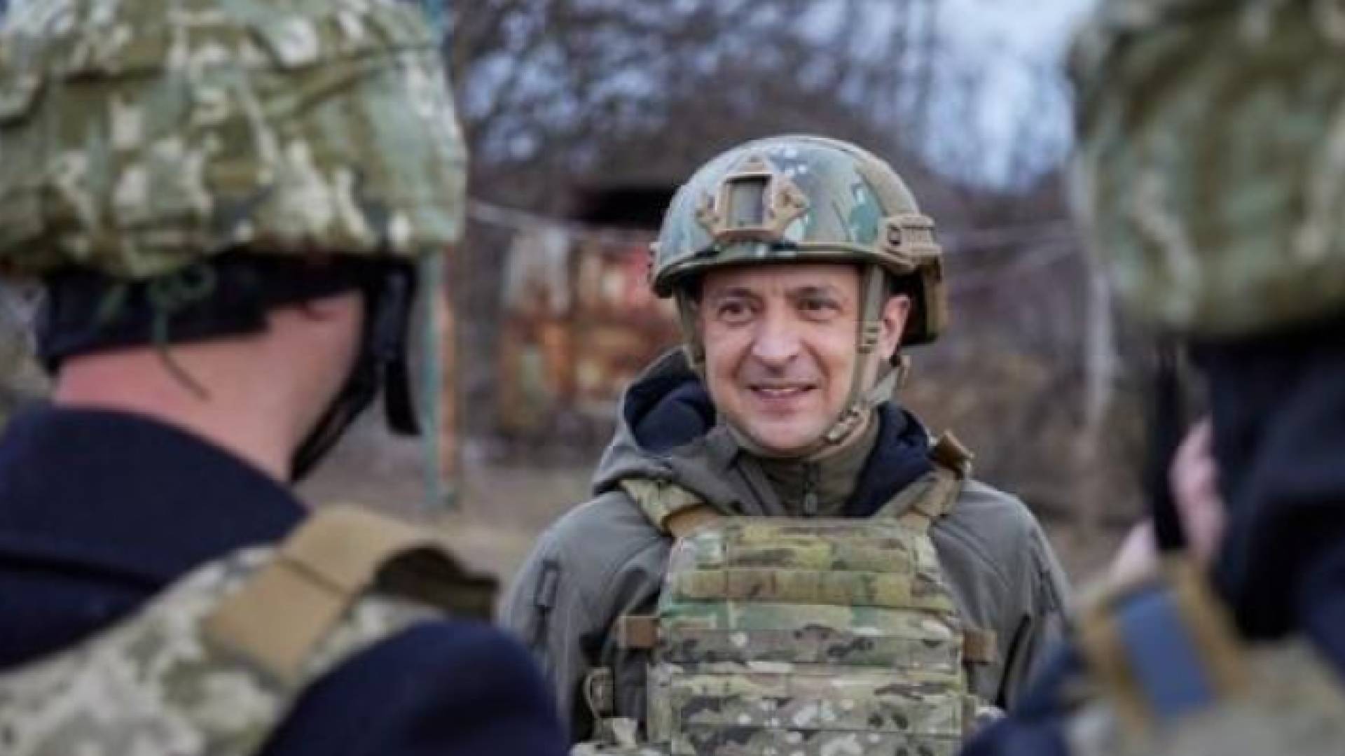 الرئيس الأوكراني فولوديمير زيلينسكي في زيارة لإحدى الوحدات العسكرية المقاتلة ضد روسيا