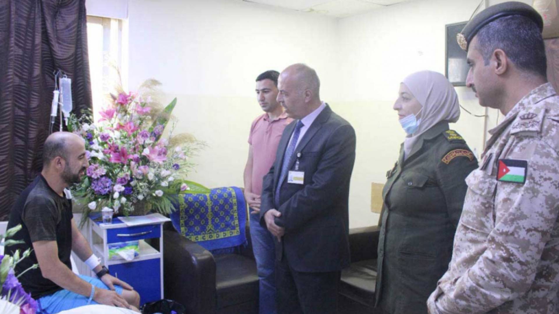 مدير الهيئة الهاشمية موران ترك في زيارة لمصابي واجب مالي