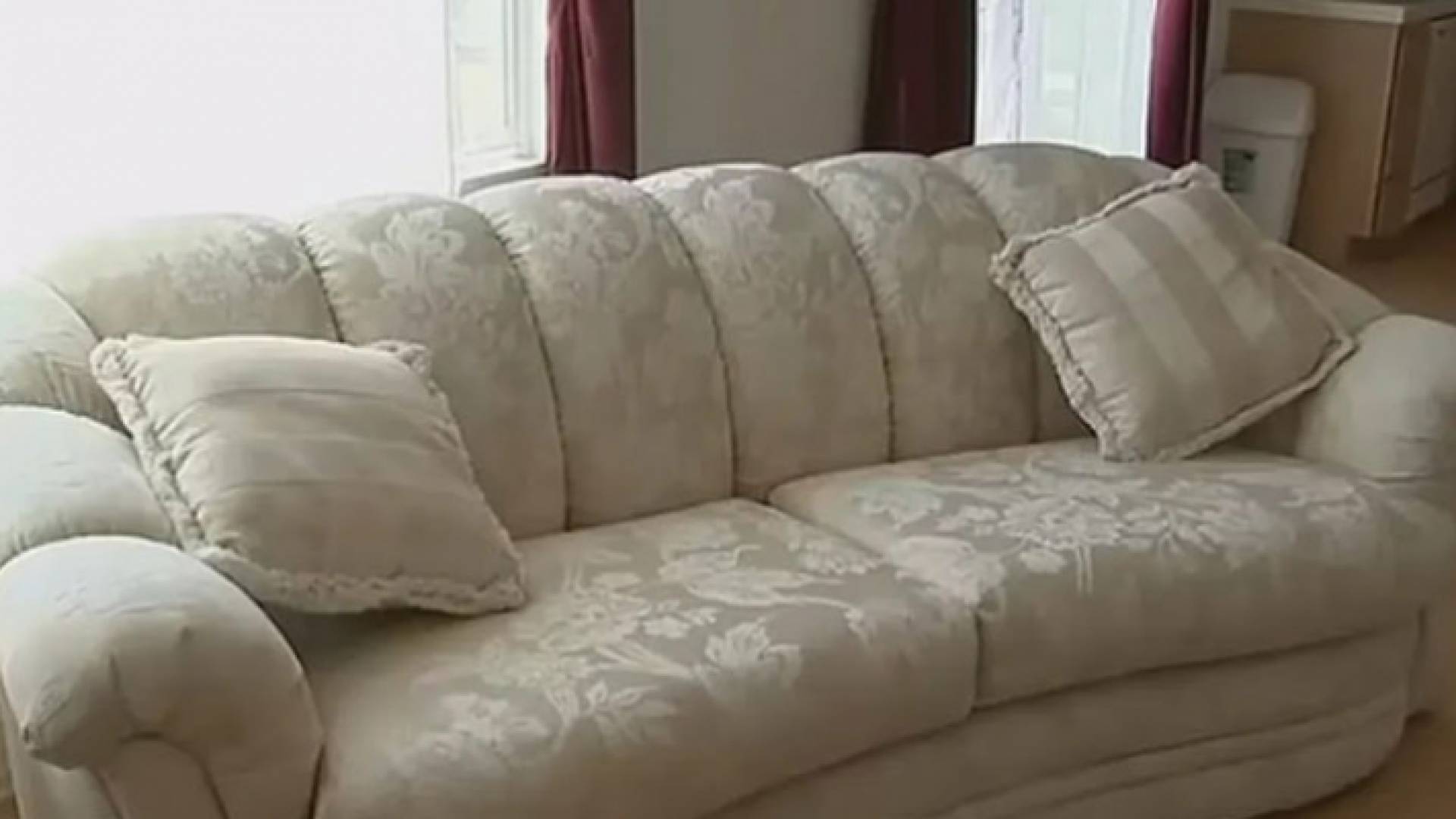 صورة للأريكة التي كانت تحتوي على الدولارات