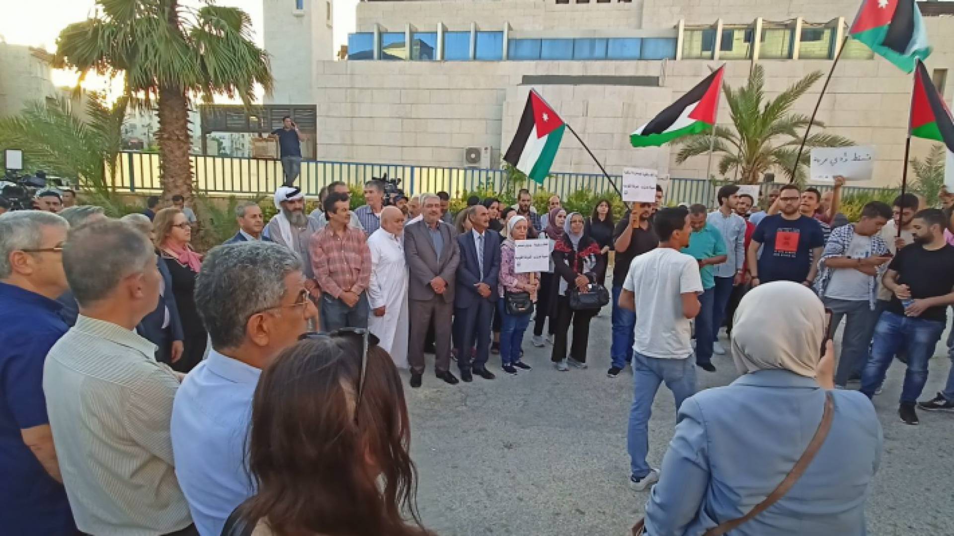 وفقة بالقرب من سفارة الاحتلال في عمان