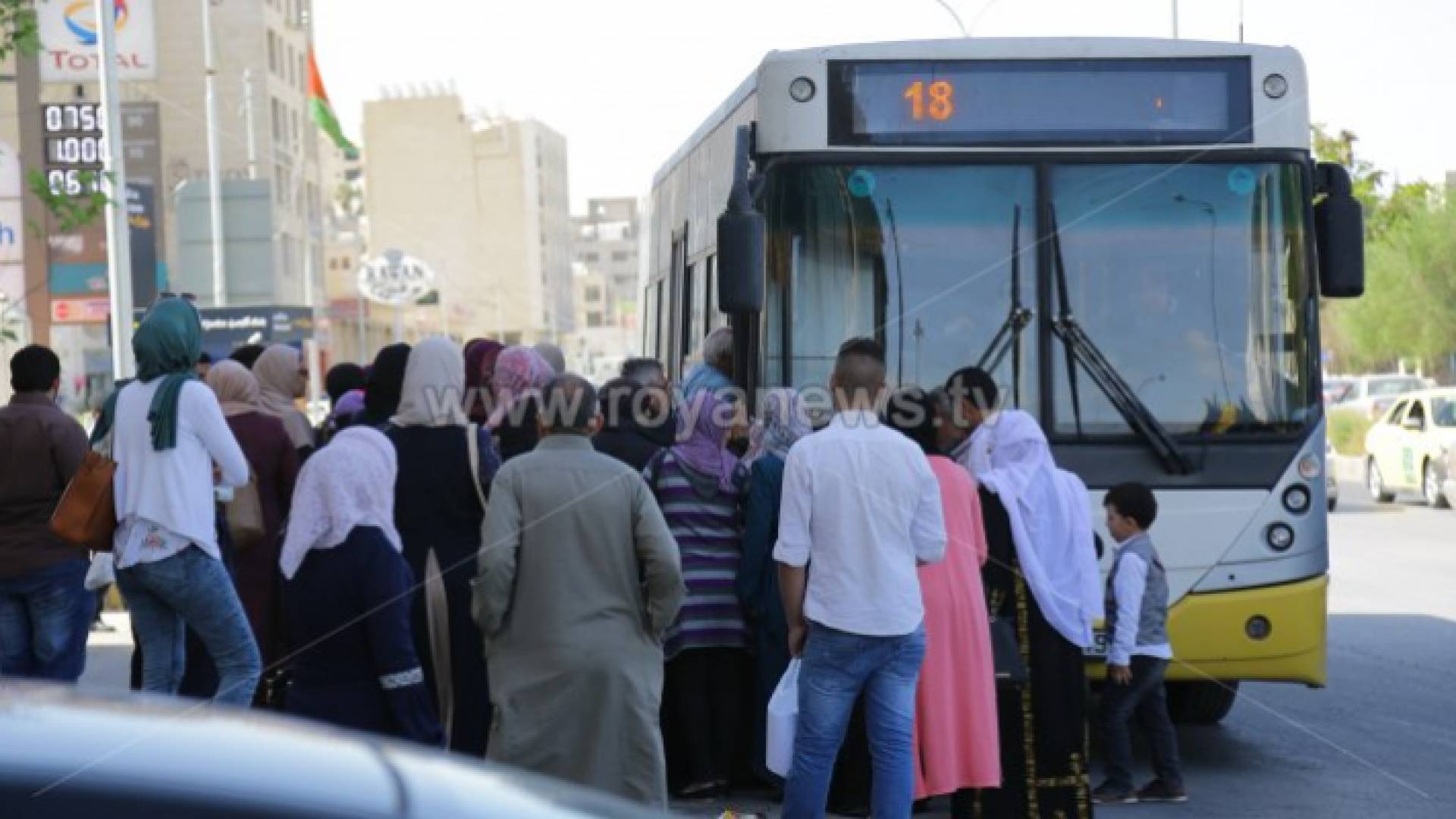 تجمهر عدد من الركاب لاستقلال حافلة نقل عام