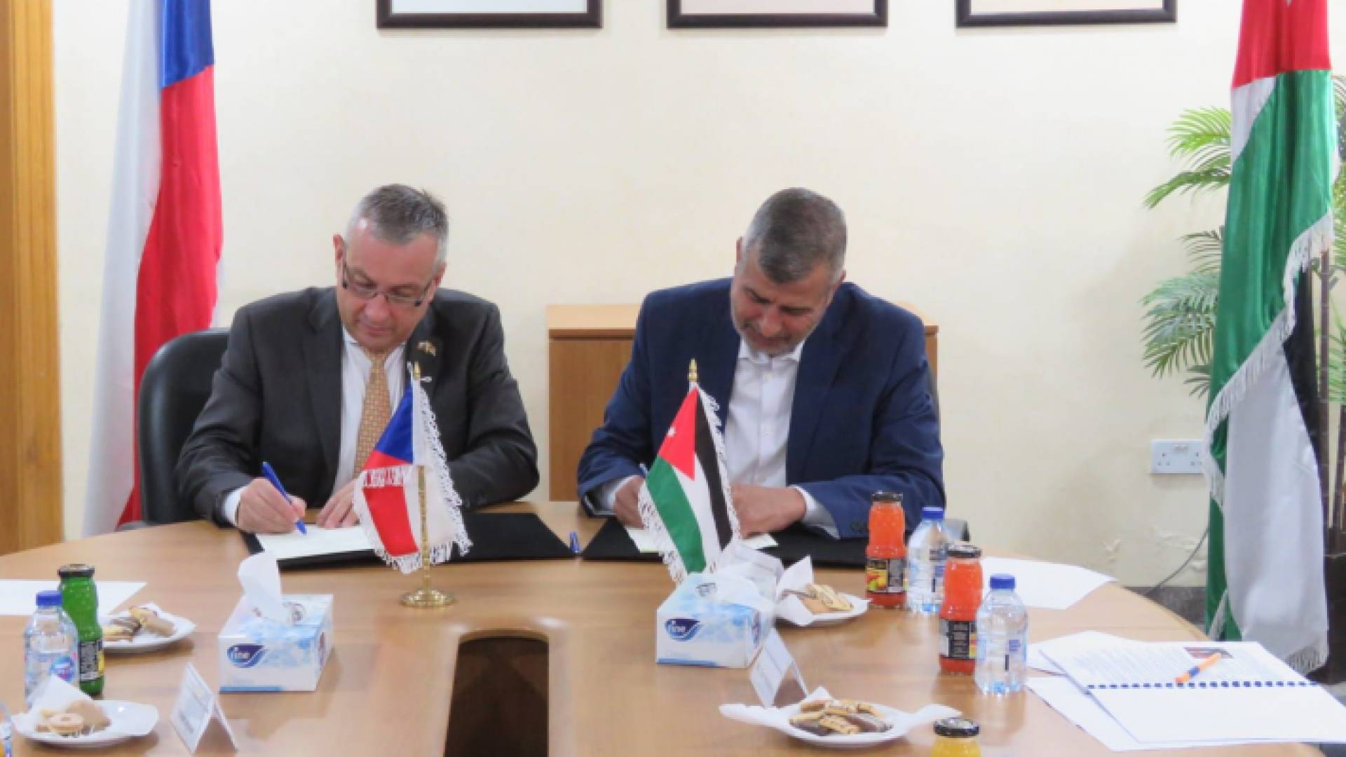 الوزير الخرابشة خلال توقيعه مذكرة تفاهم