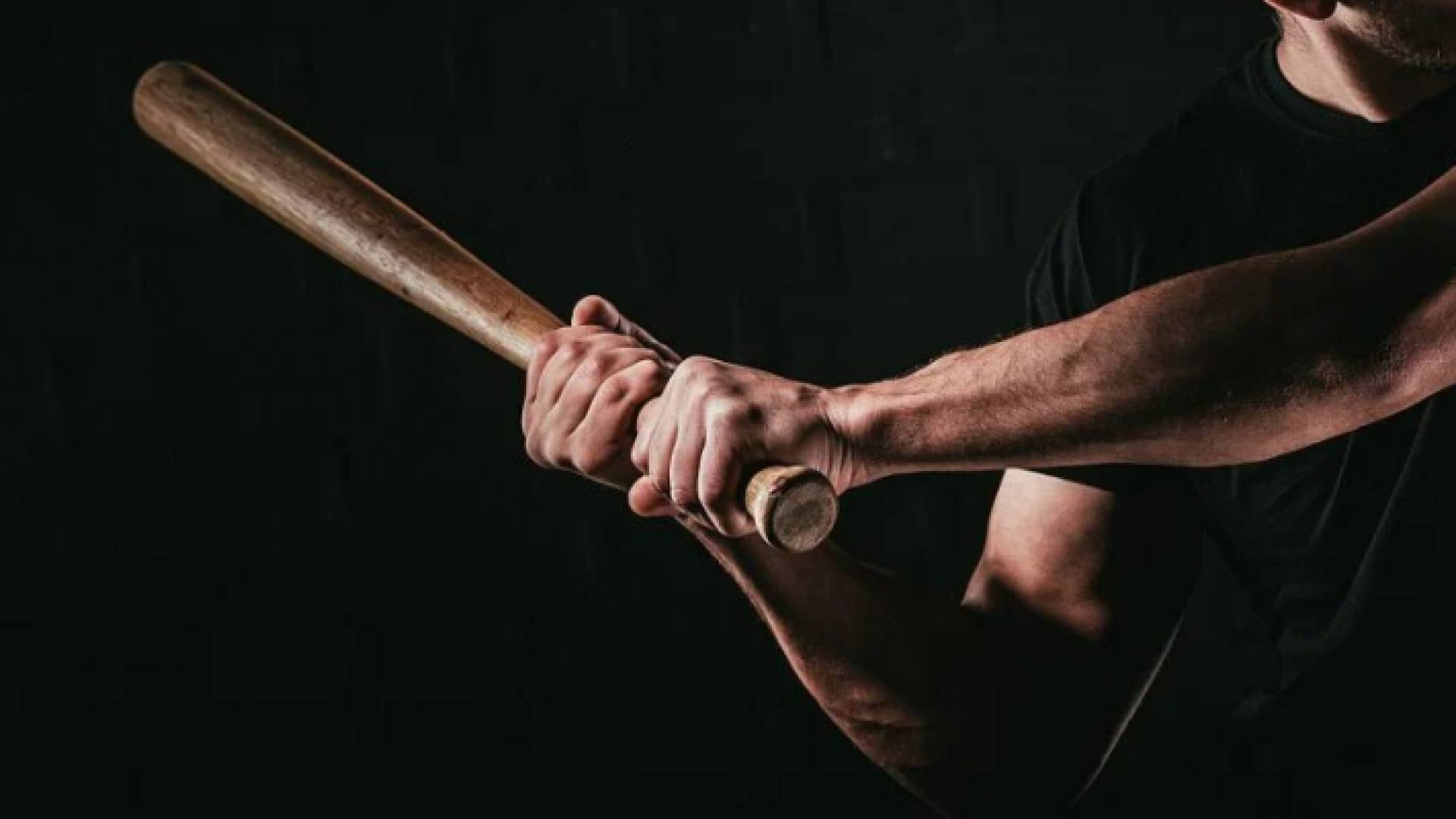 صورة تعبيرية لشخص يحمل عصا