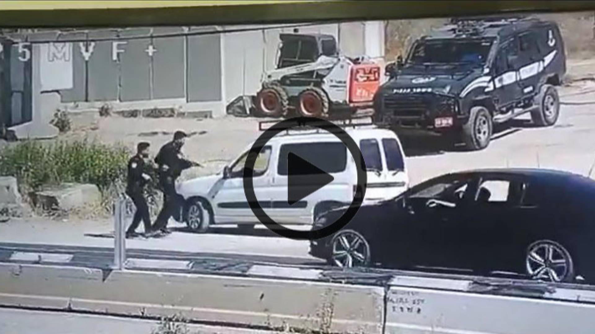 صورة من الفيديو للحظة خطف سلاح الشرطي