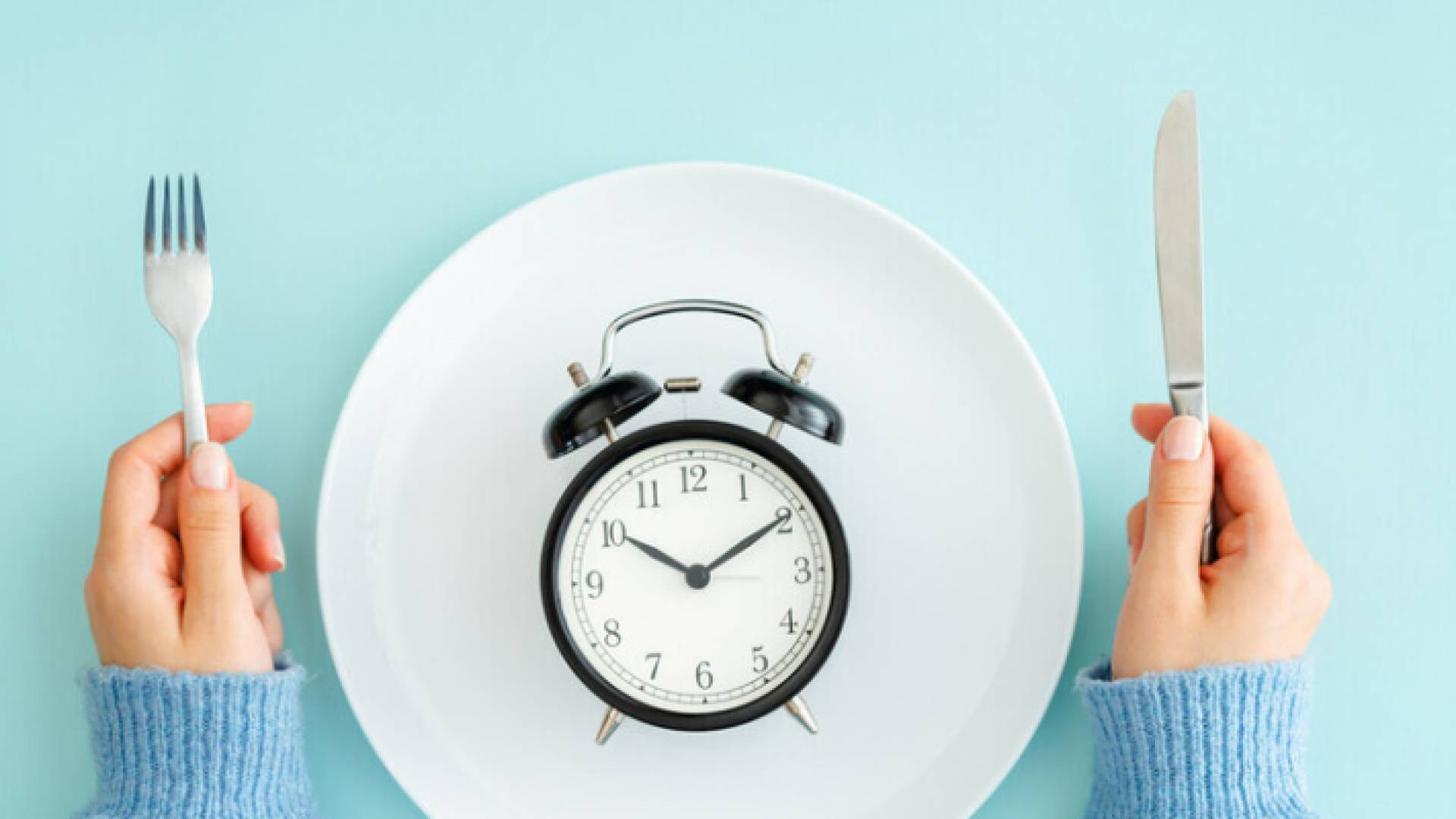 صحن طعام وساعة