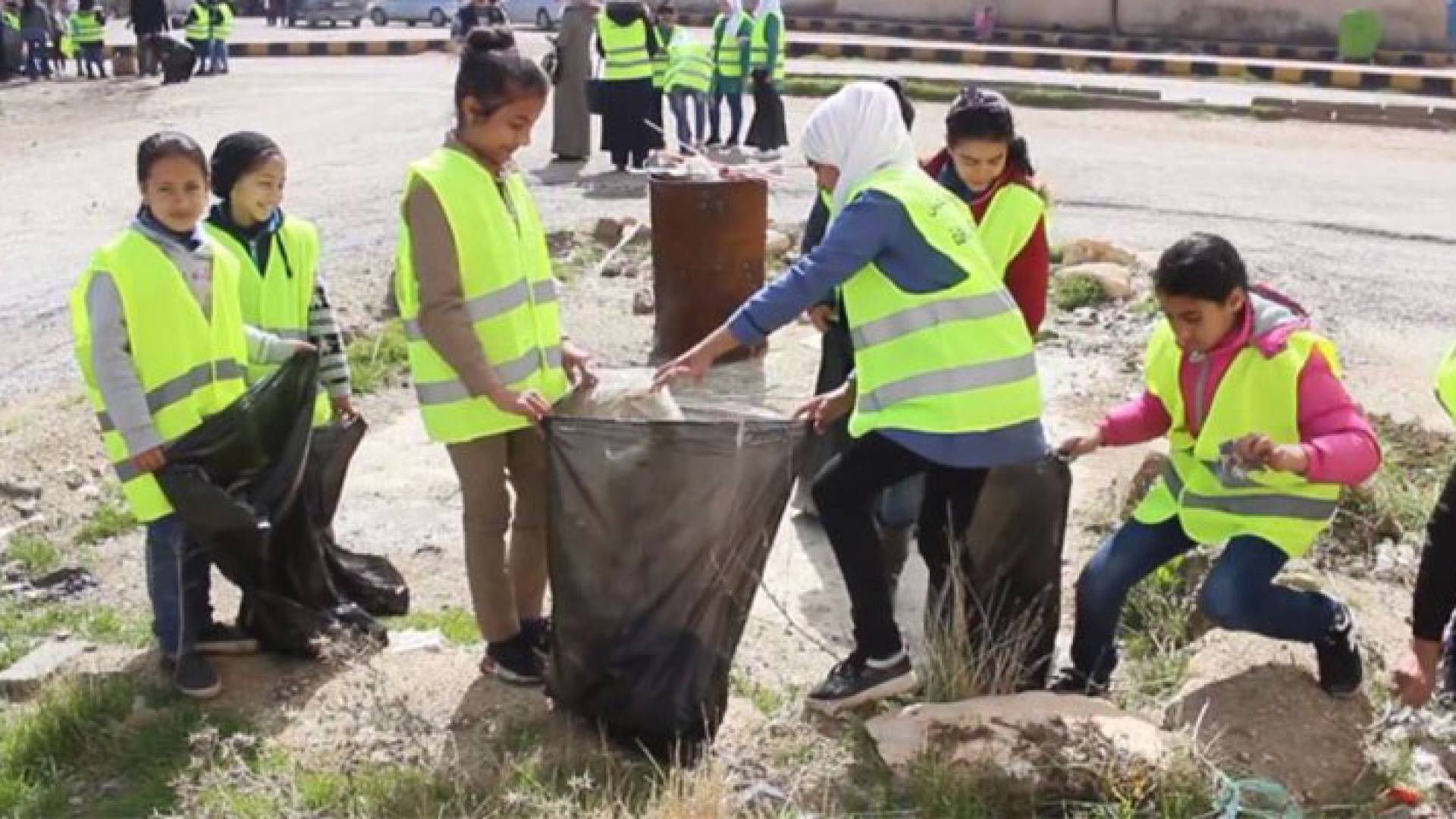 طالبات مدرسة ينفذن حملة نظافة