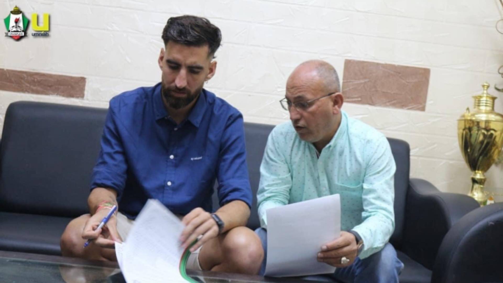 جانب من توقيع العقد