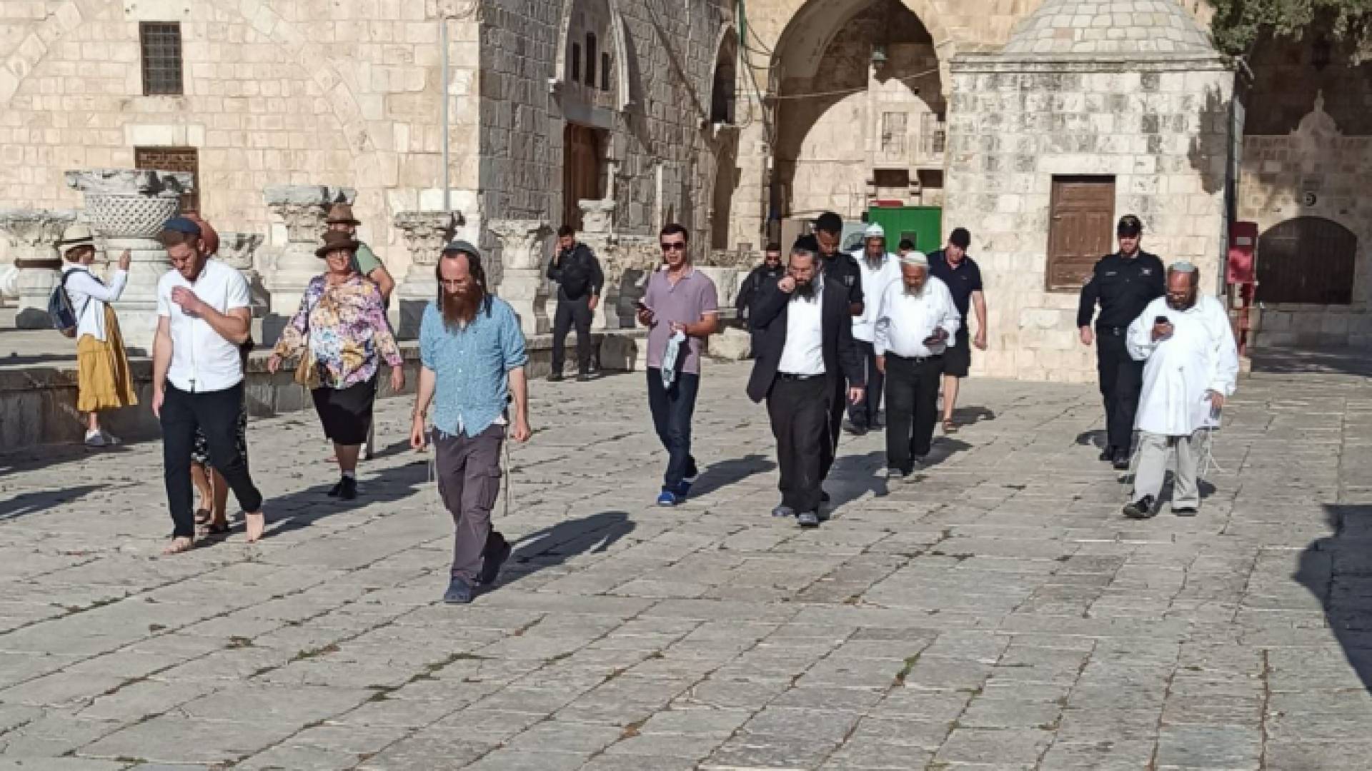 عشرات المستوطنين يقتحمون باحات الأقصى