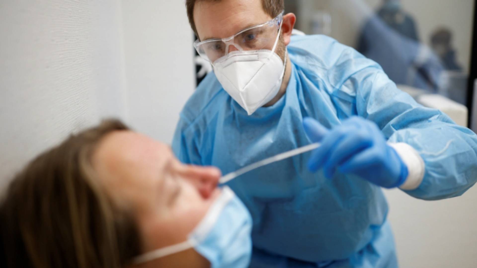 طبيب يقوم بإجراء فحص كورونا