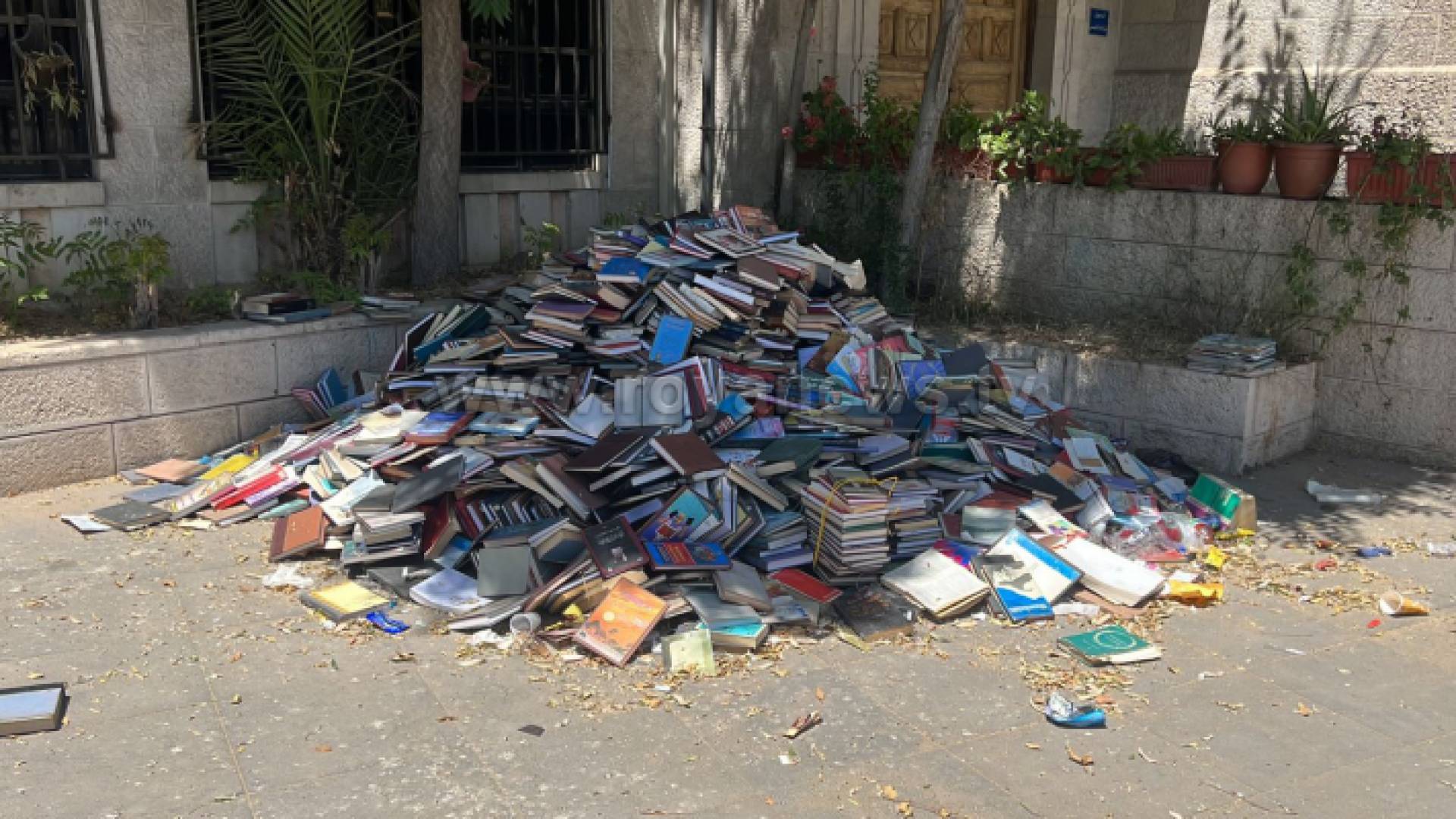 كتب على الأرض بدلا من الرفوف في مكتبة أمانة عمان