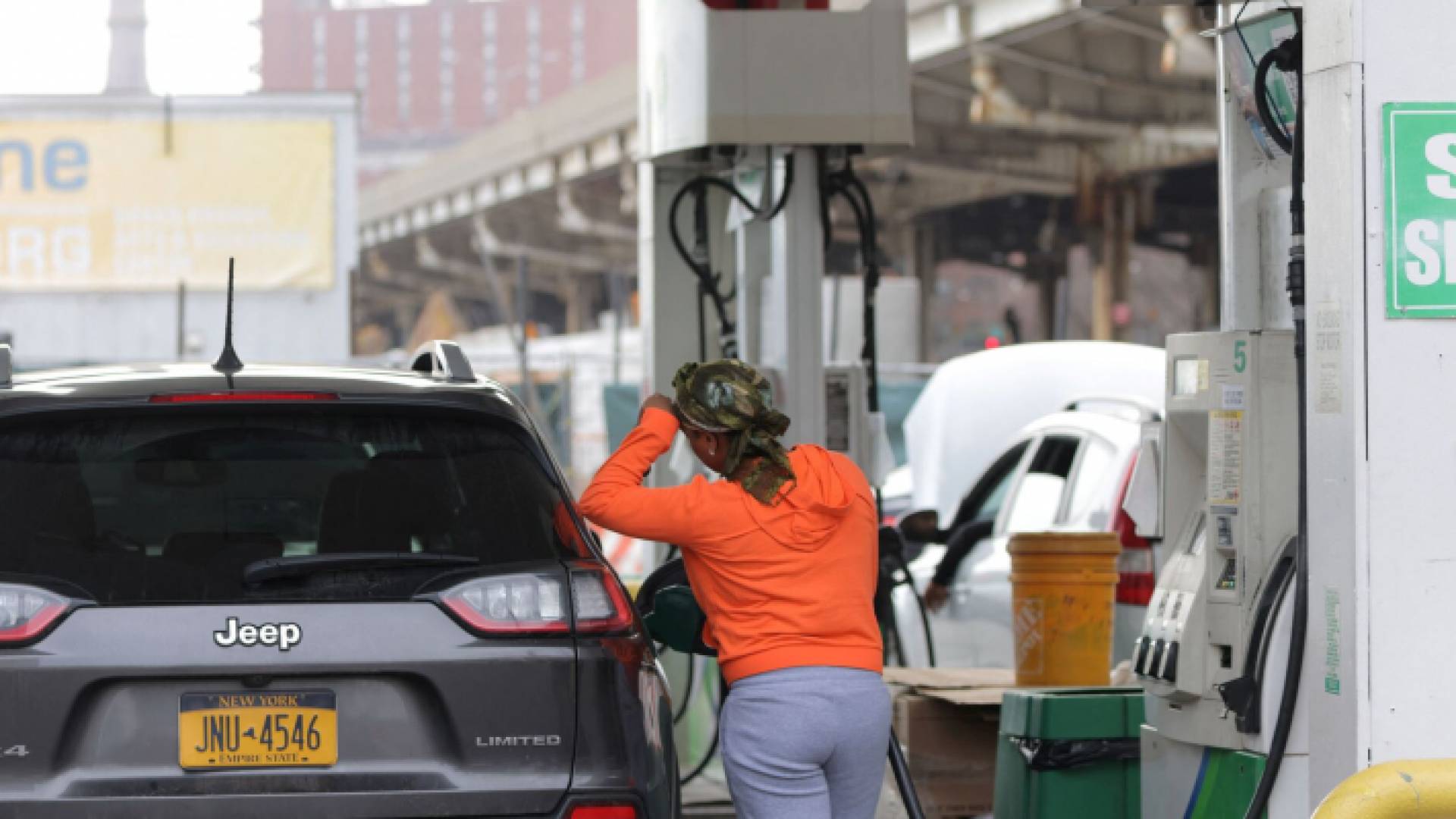 سيدة تعبئ الوقود في إحدى محطات المحروقات بالولايات المتحدة الأمريكية