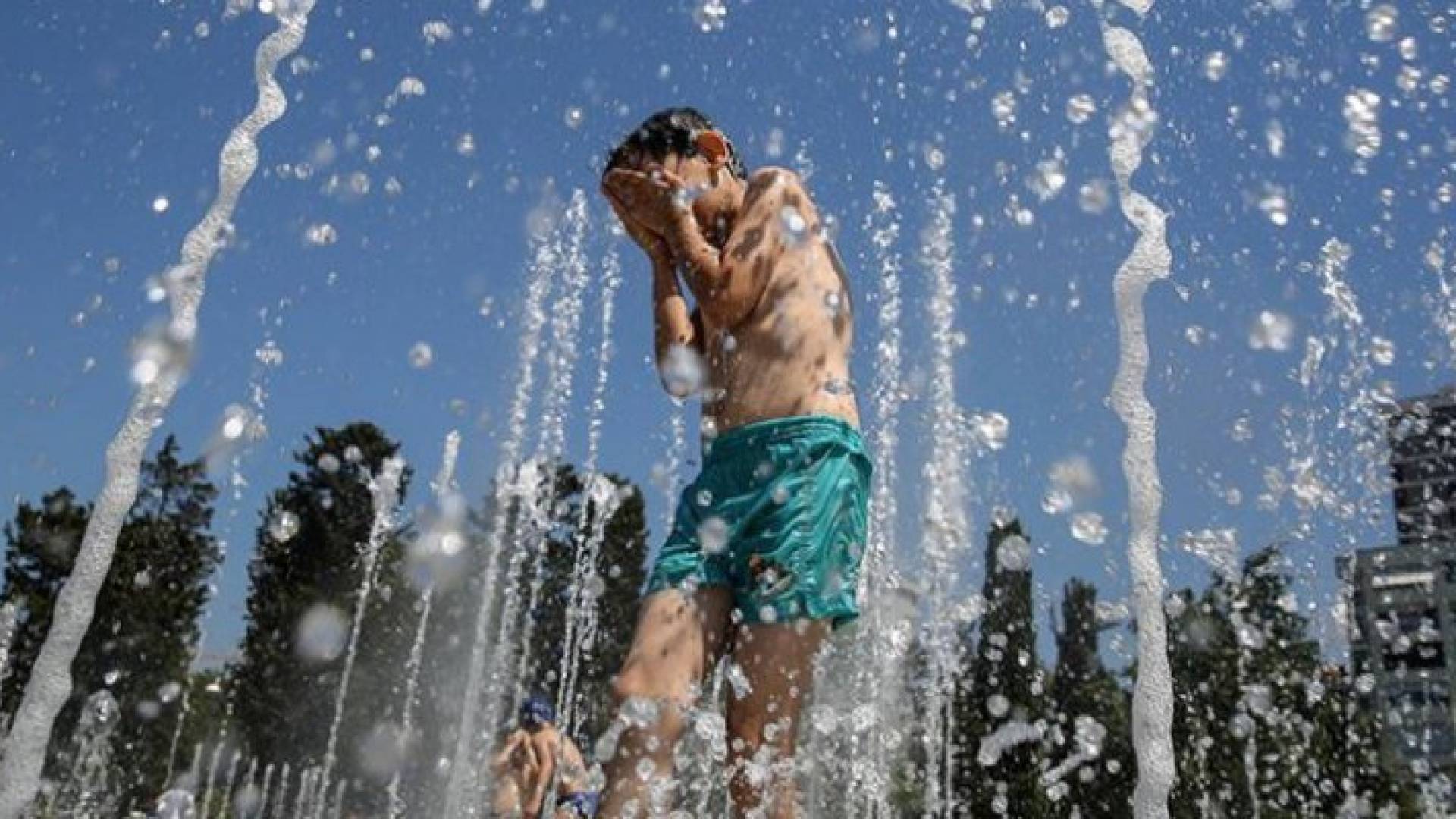 طفل يلهو بالماء