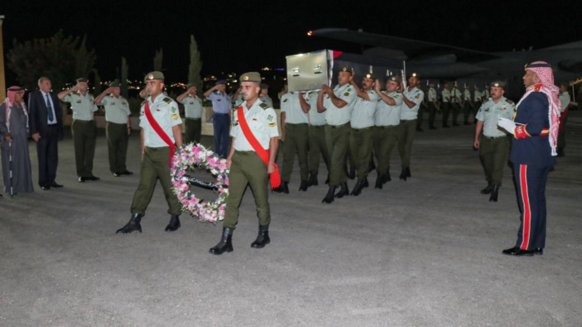 لحظة وصول جثمان الشهيد السيايدة إلى أرض الوطن