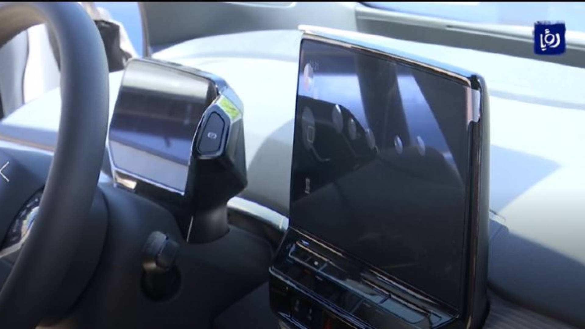 قمرة قيادة داخلية لإحدى المركبات الكهربائية