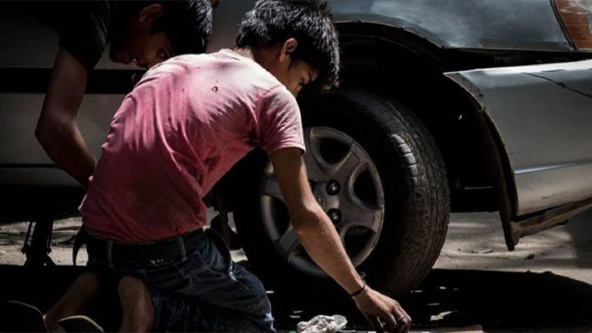 أطفال يعملون بمهنة الميكانيك