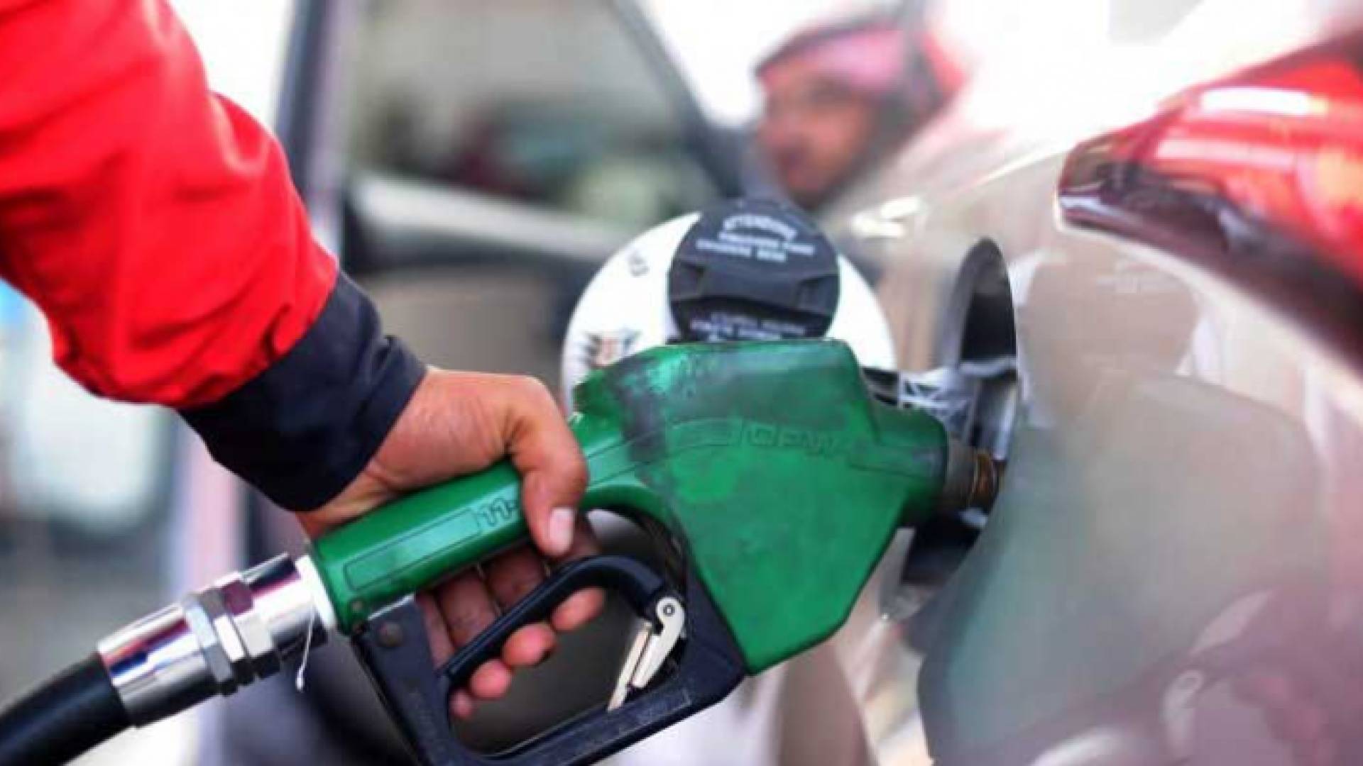 شخص يملأ مركبته بالوقود