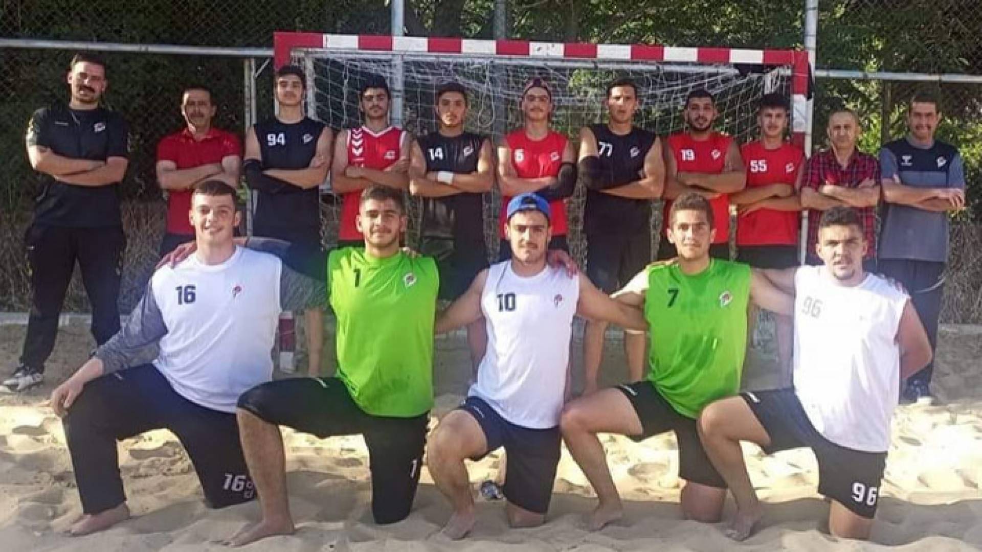 لاعبو المنتخب الوطني للناشئين لكرة اليد الشاطئية