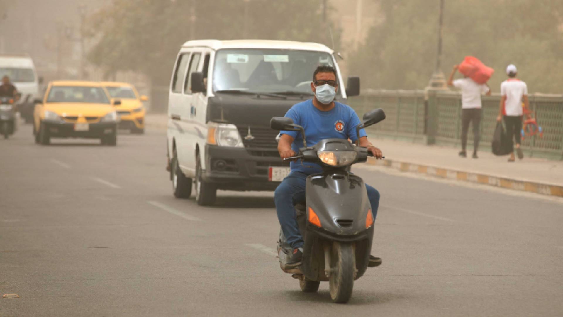 شخص يقود دراجة في أحد الشوارع العراقية