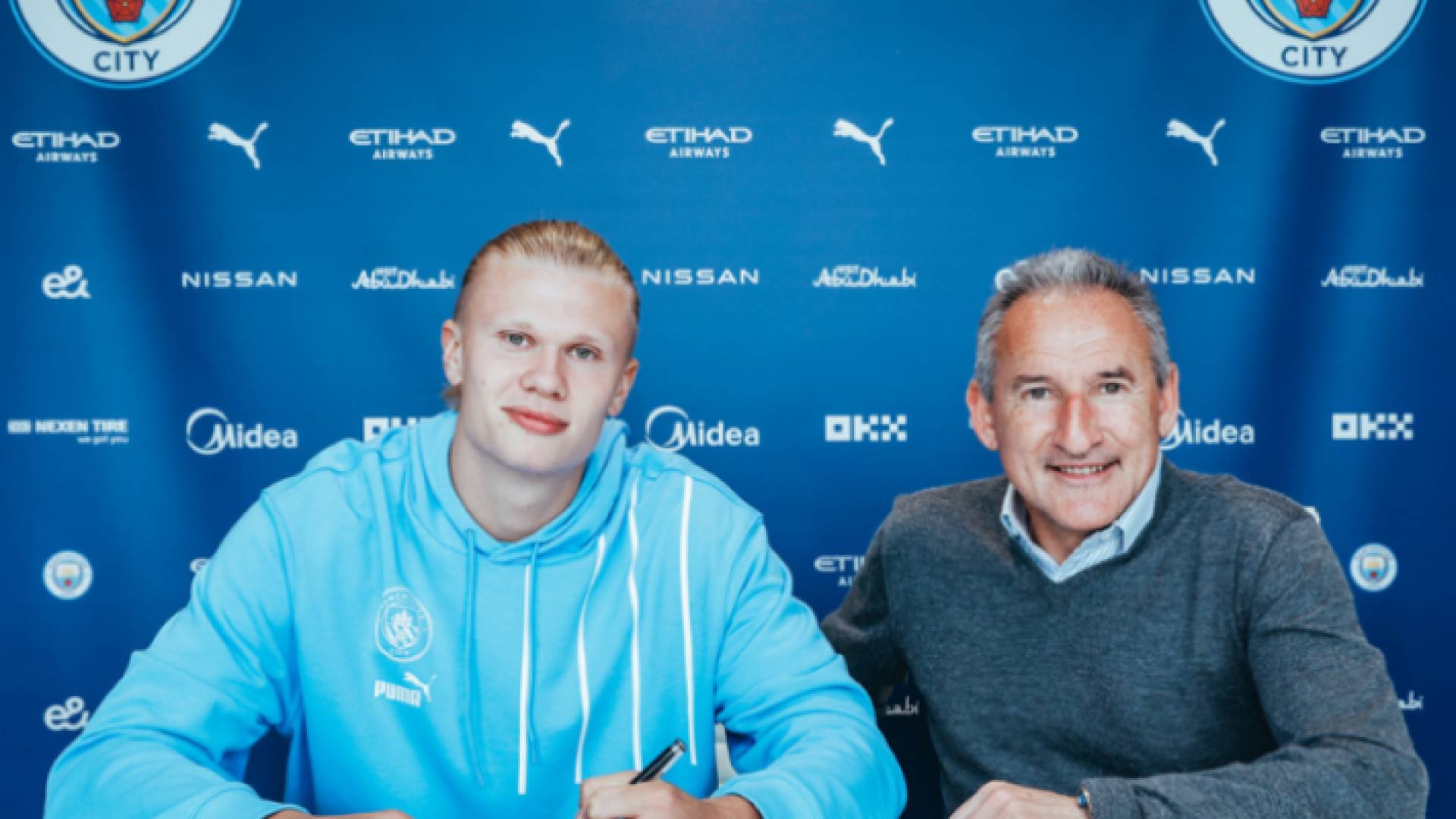 جانب من توقيع العقد