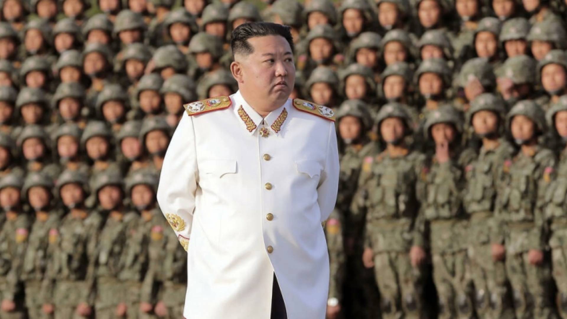 كيم جونغ أون أثناء تفقده عرضا عسكريا في بيونغ يانغ