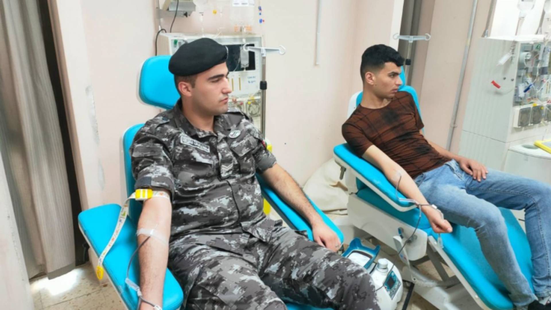 أشخاص يتبرعون بالدم